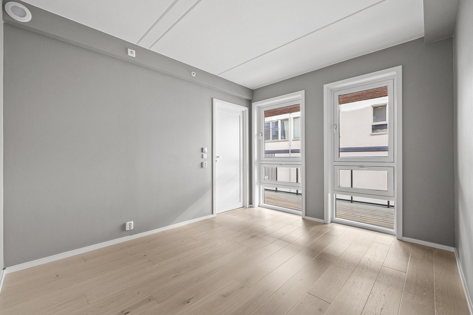 God plass til garderobeskap samt dobbeltseng Galleribilde