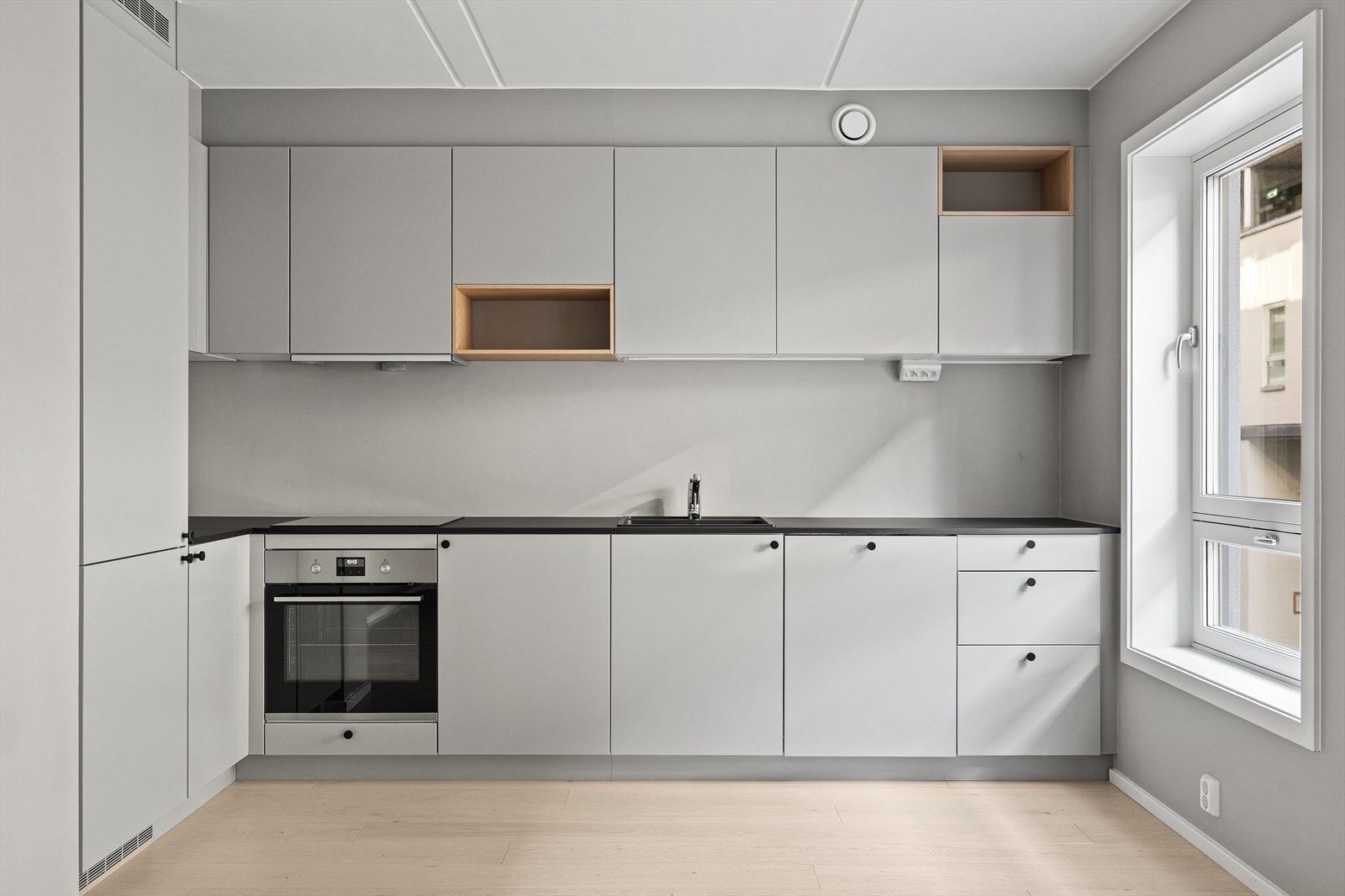 Drømmekjøkken av kvalitet med integrerte hvitevarer og godt med skapplass. Integrert kjøl/frys, ovn, induksjonstopp og oppvaskmaskin Galleribilde