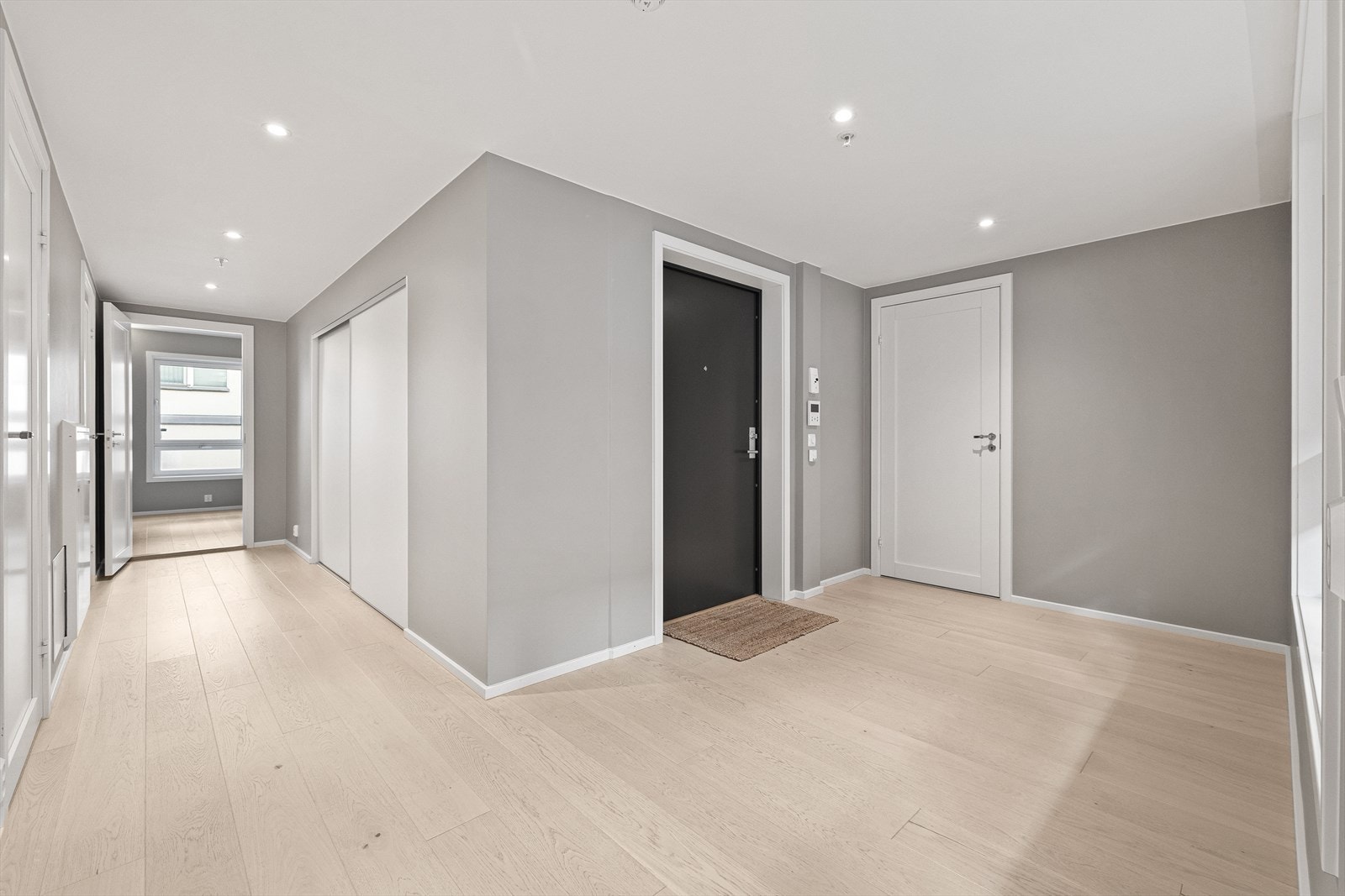 Entré/hall med stor skyvedørsgarderobe og sentralsystem for balansert ventilasjon, som gir et veldig godt inneklima Galleribilde