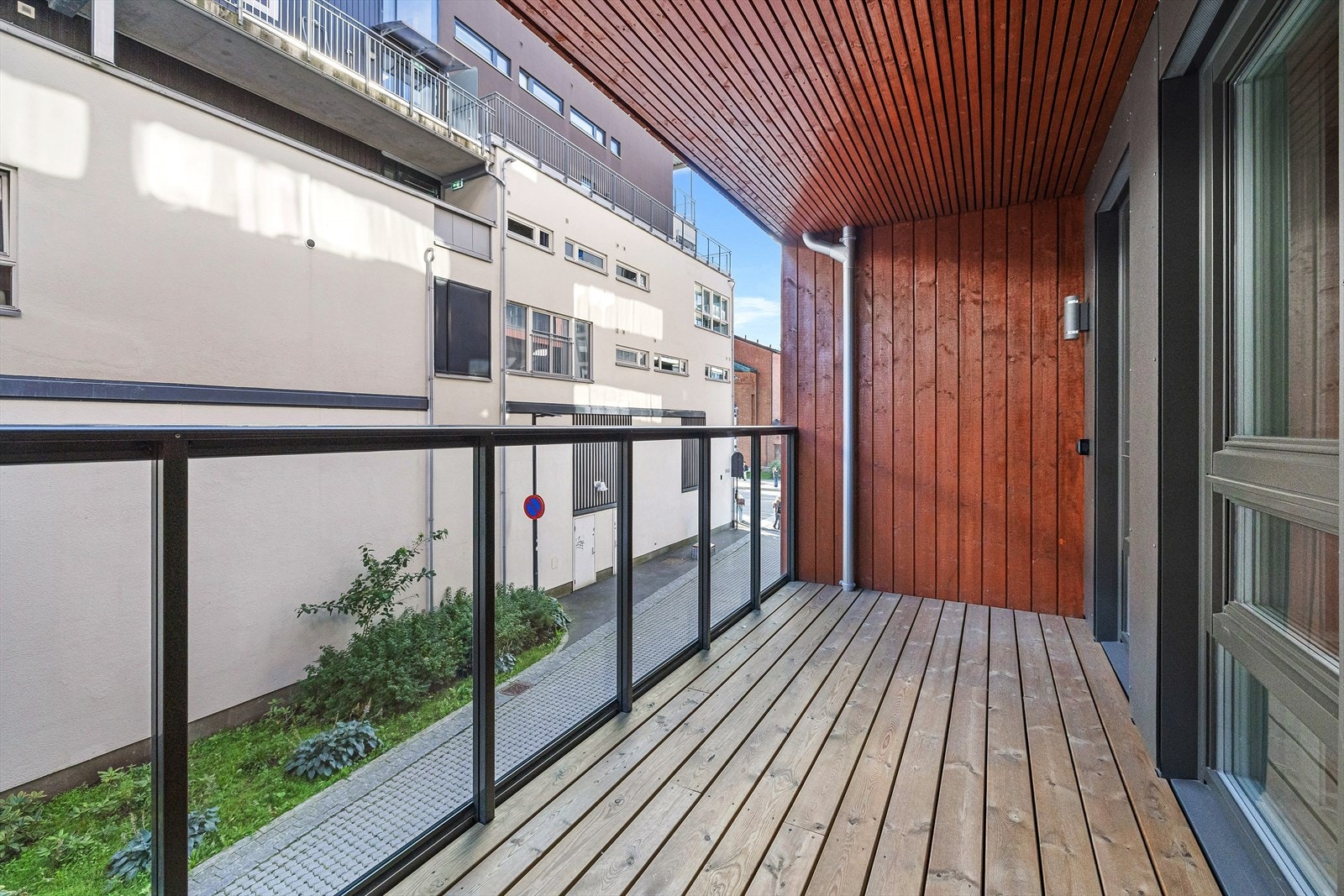 Balkongen vender sydvendt. Kort vei til heis i bygget og felles takterrasse med panoramautsikt Galleribilde