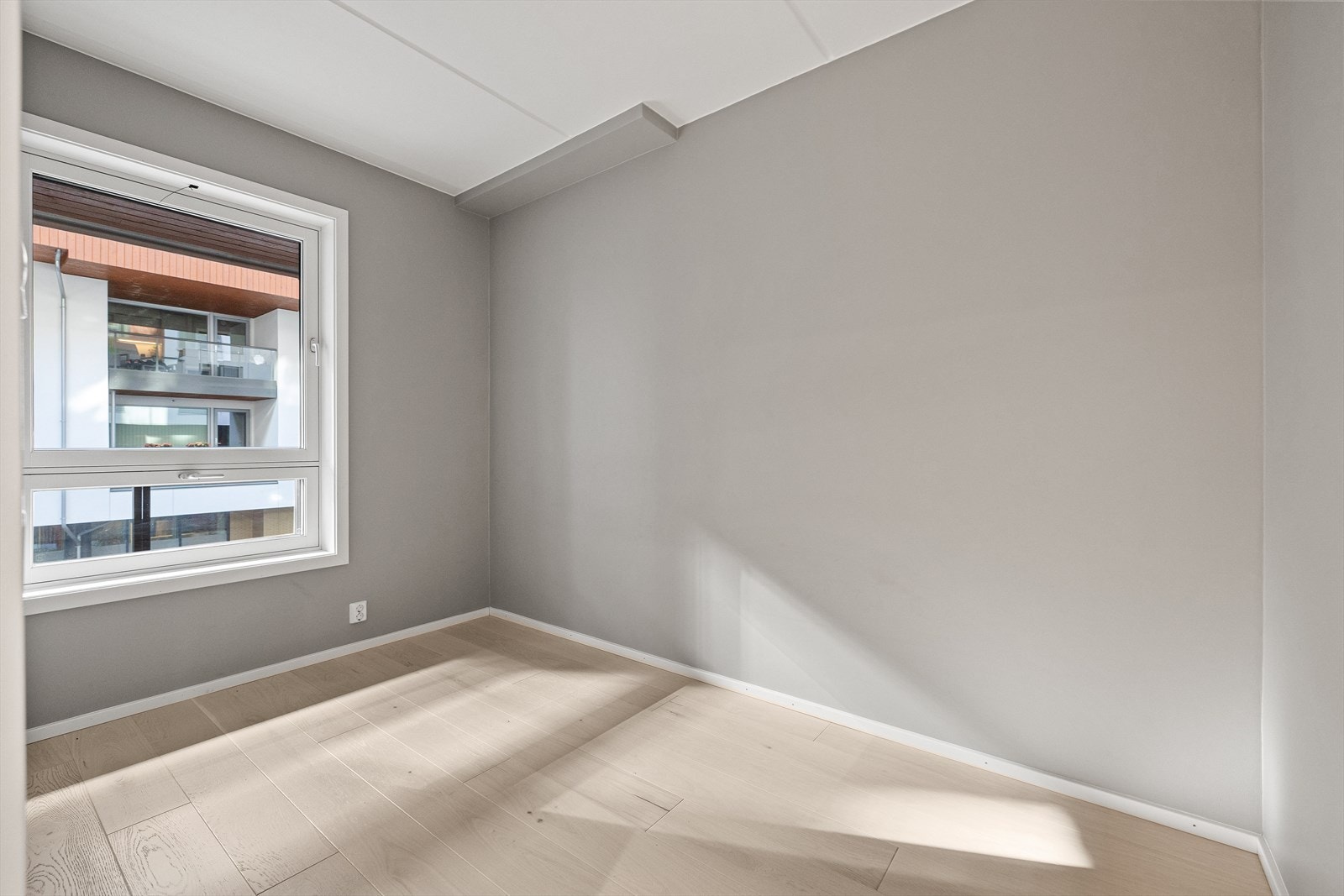 Soverom II vender mot indre gårdsrom og passer utmerket som barnerom, gjesterom eller kontor Galleribilde