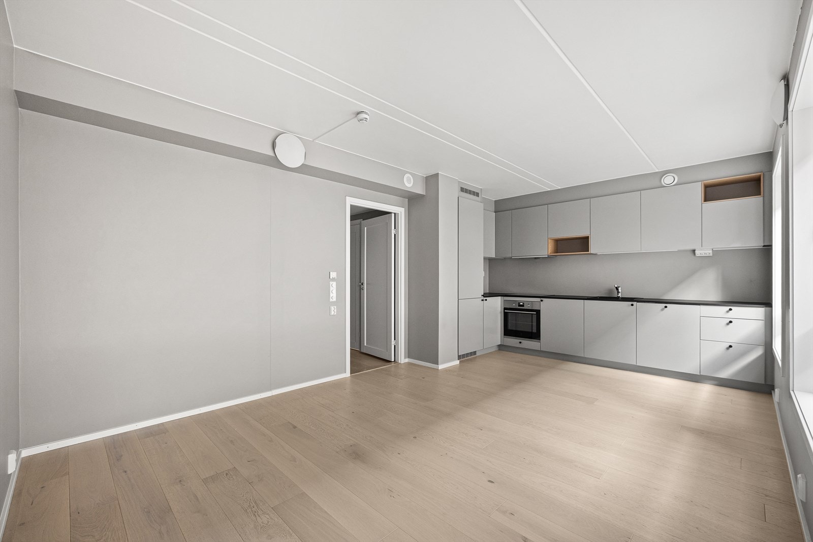 Stuen byr på mulighet for både spisebord og sofagruppe Galleribilde