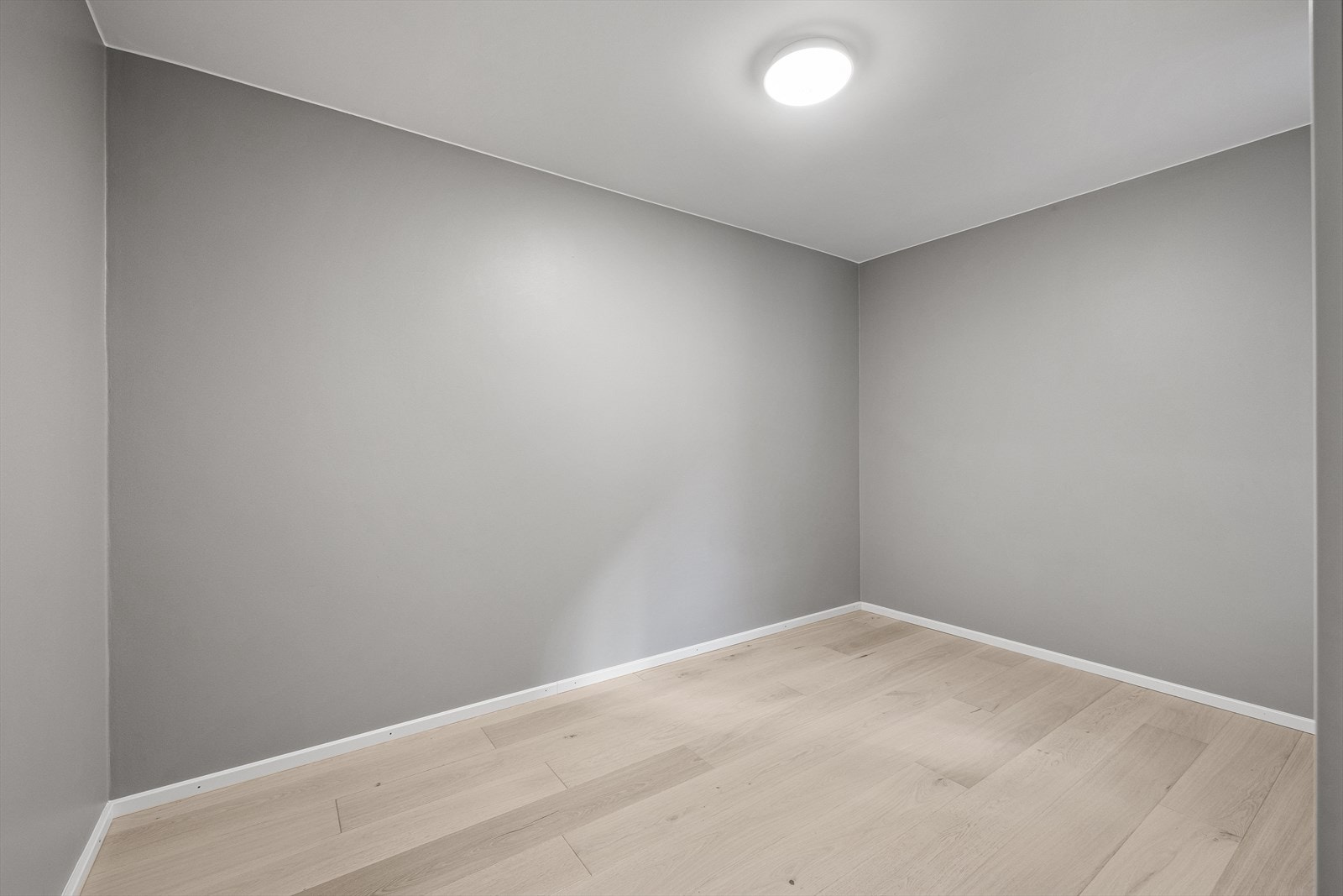 Stor innvendig bod på ca. 8 kvm med vindu ut mot balkong/bakgård Galleribilde