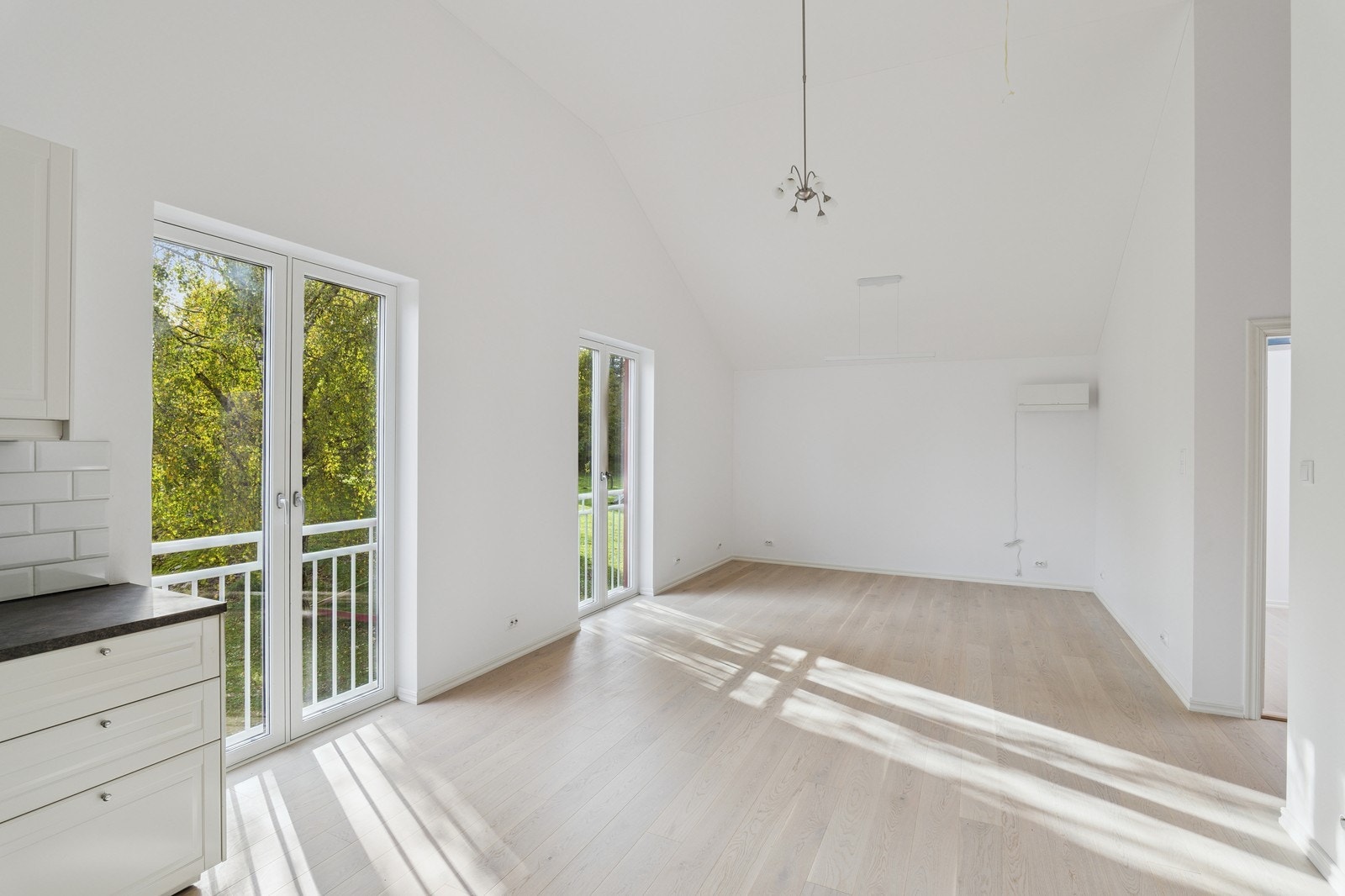 Store vinduer som slipper inn godt med naturlig lys Galleribilde