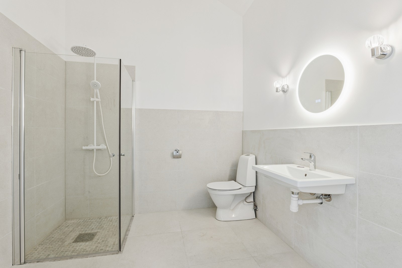 Flislagt bad med hjørnedusj, toalett og servant m/innredning Galleribilde