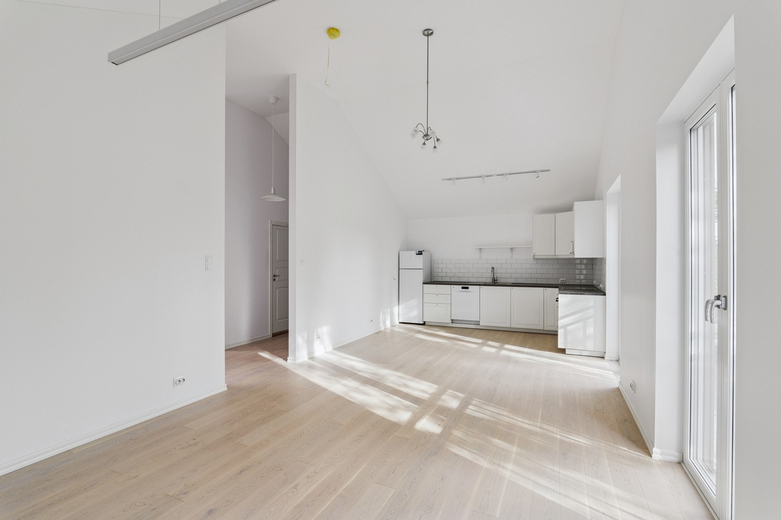 Kjøkken i hvite fronter med god skap- og benkeplass! Galleribilde