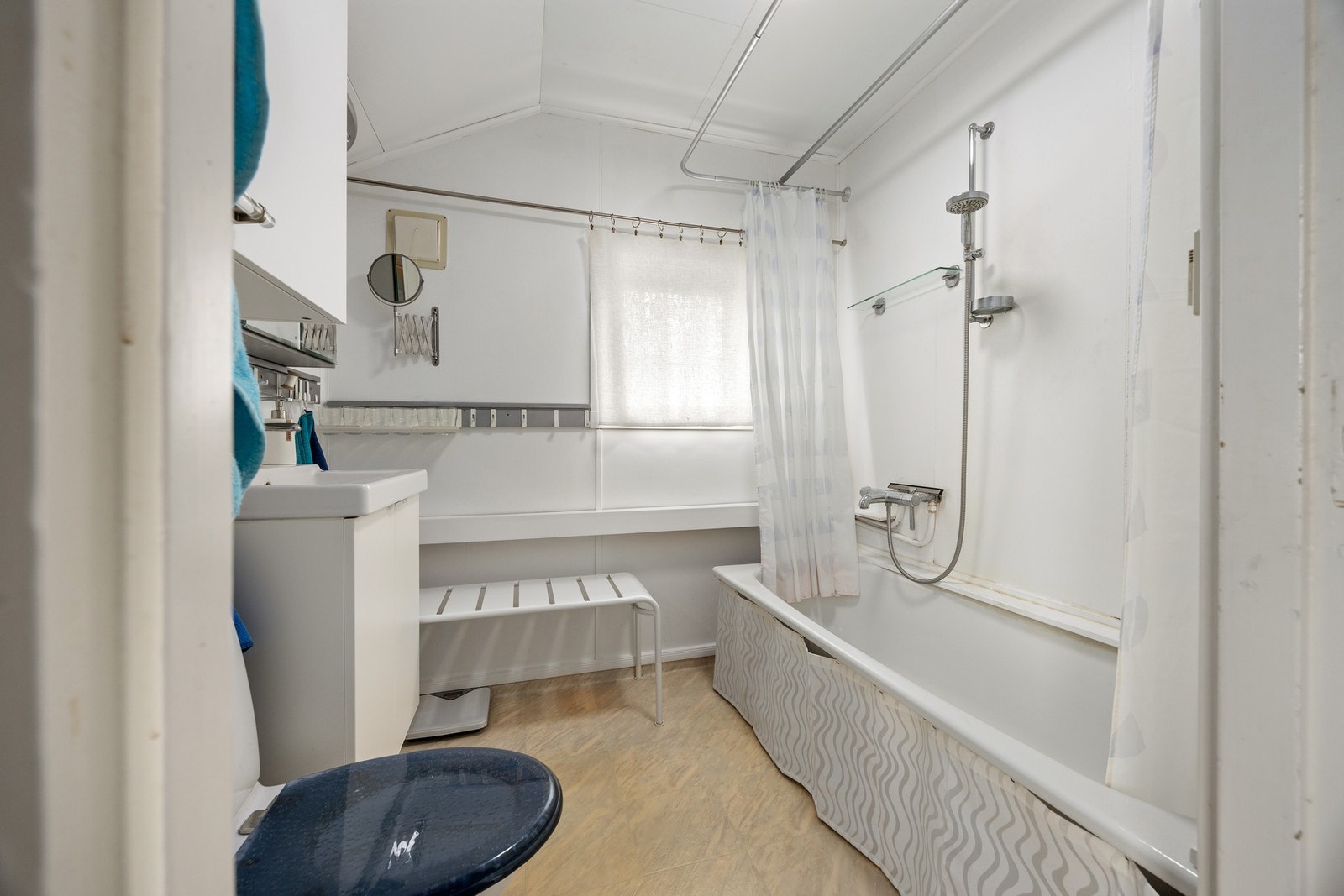 Bad - 4 kvm. Utstyrt med servantskap, badekar og toalett Galleribilde