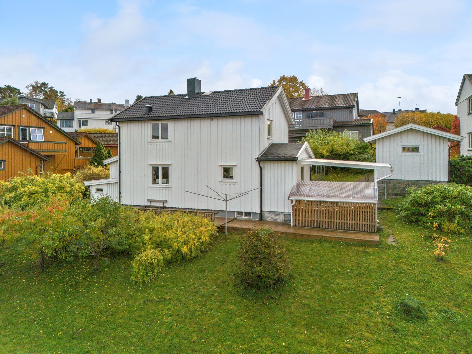 Til høyre i bildet er det to boder på hhv 10 kvm og 4 kvm. Samt pergola-løsning. Galleribilde