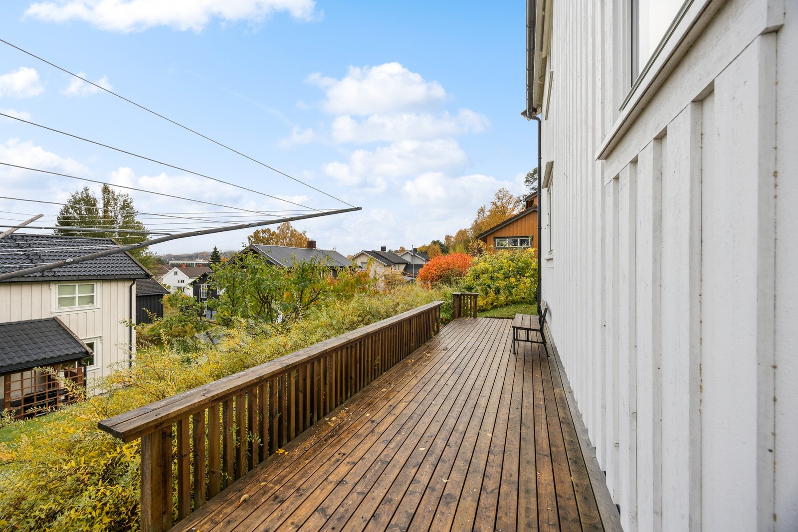 Terrasse på begge sider av huset. Denne terrassen måler ca 25 kvm. Galleribilde
