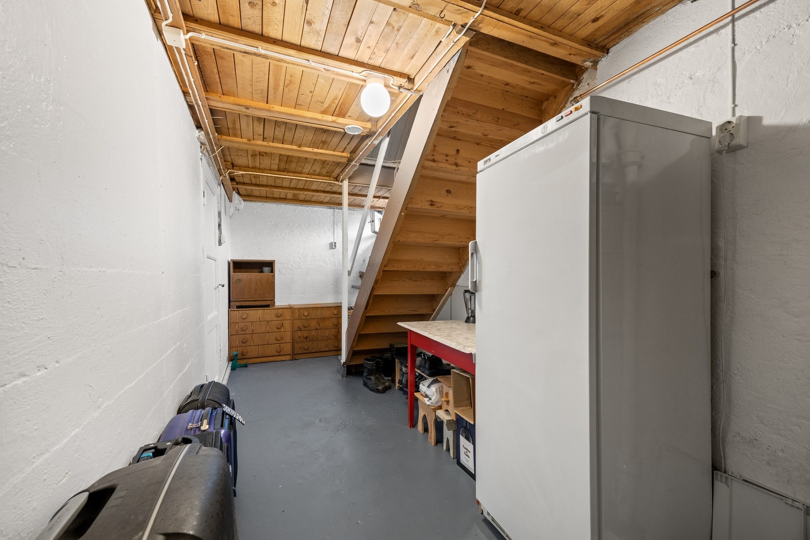 Trapperom i kjeller - 13 kvm. Kjelleren er innredet med to boder og vaskekjeller Galleribilde