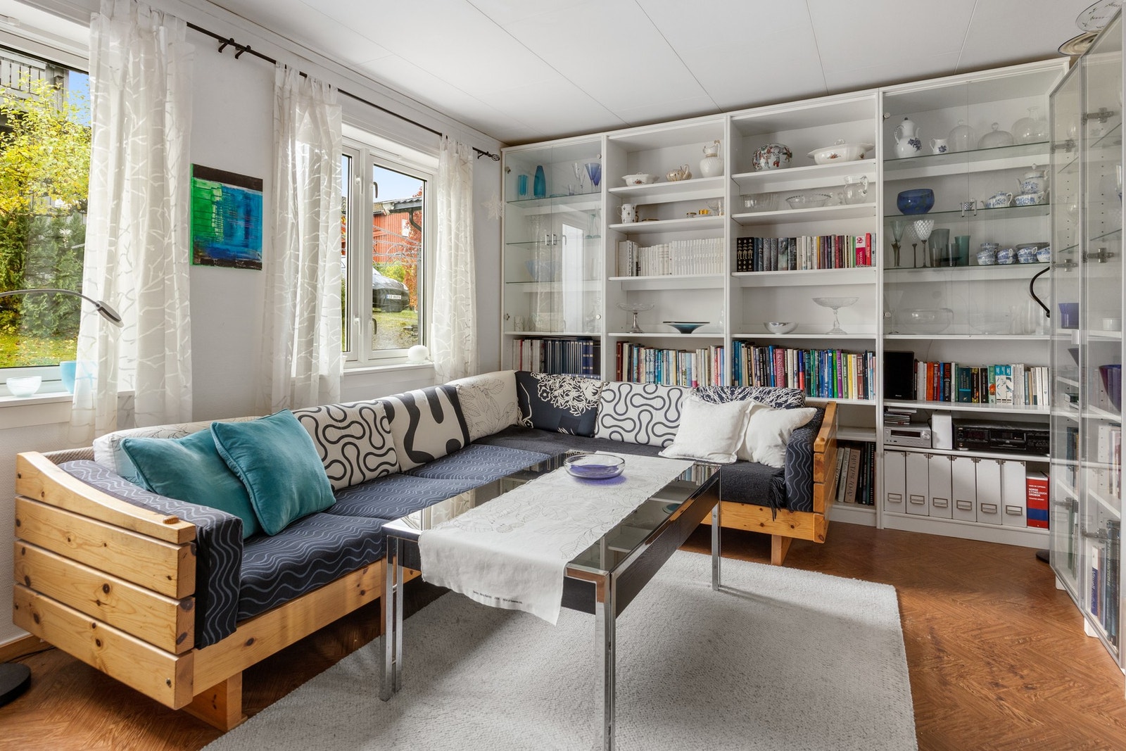 Vinduene gir godt med dagslys og en koselig syn mot egen hage Galleribilde