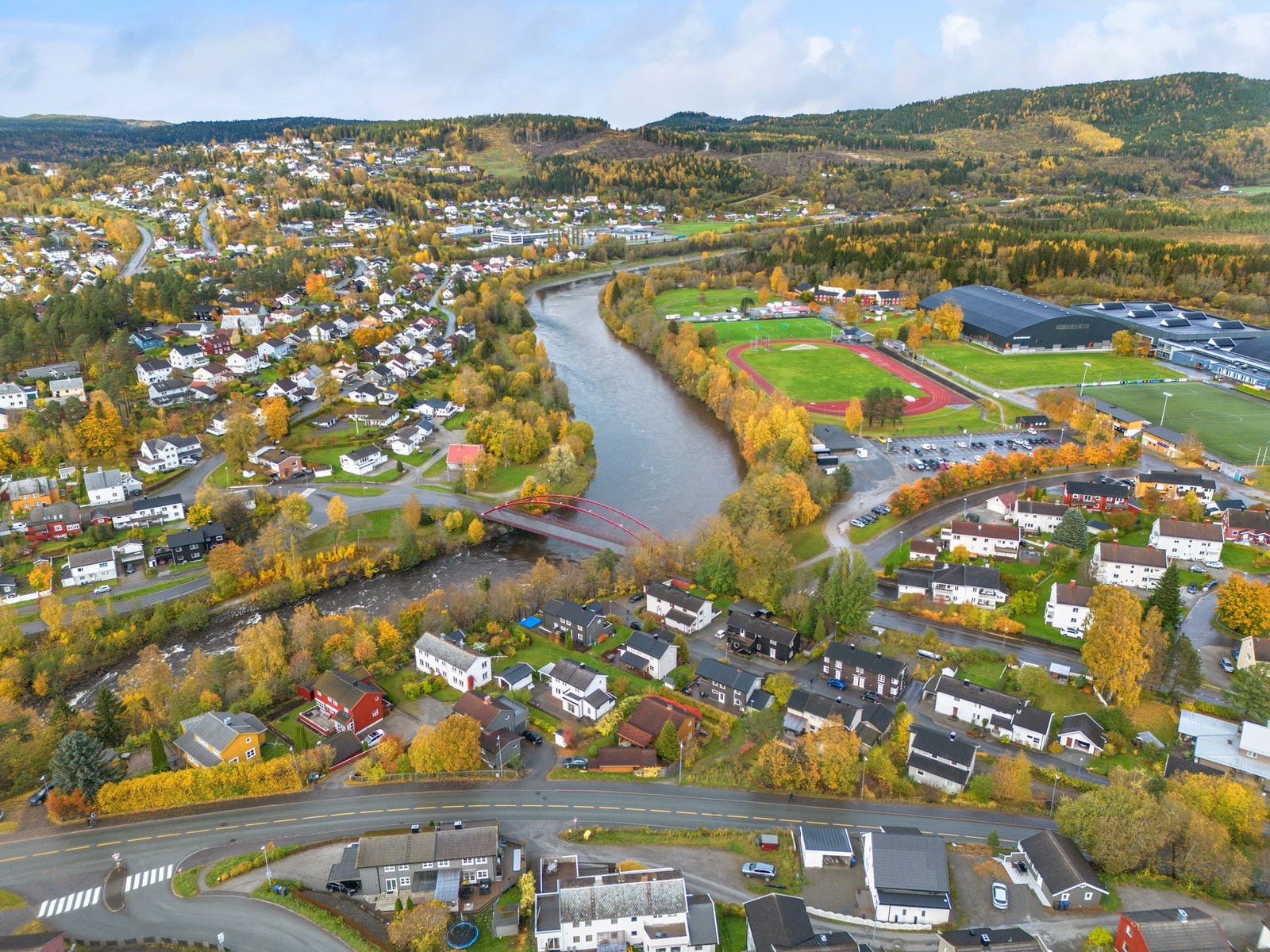 jaAttraktiv beliggenhet med gangavstand til idrettsanlegg, videregående skole, ungdomsskole og matbutikker Galleribilde
