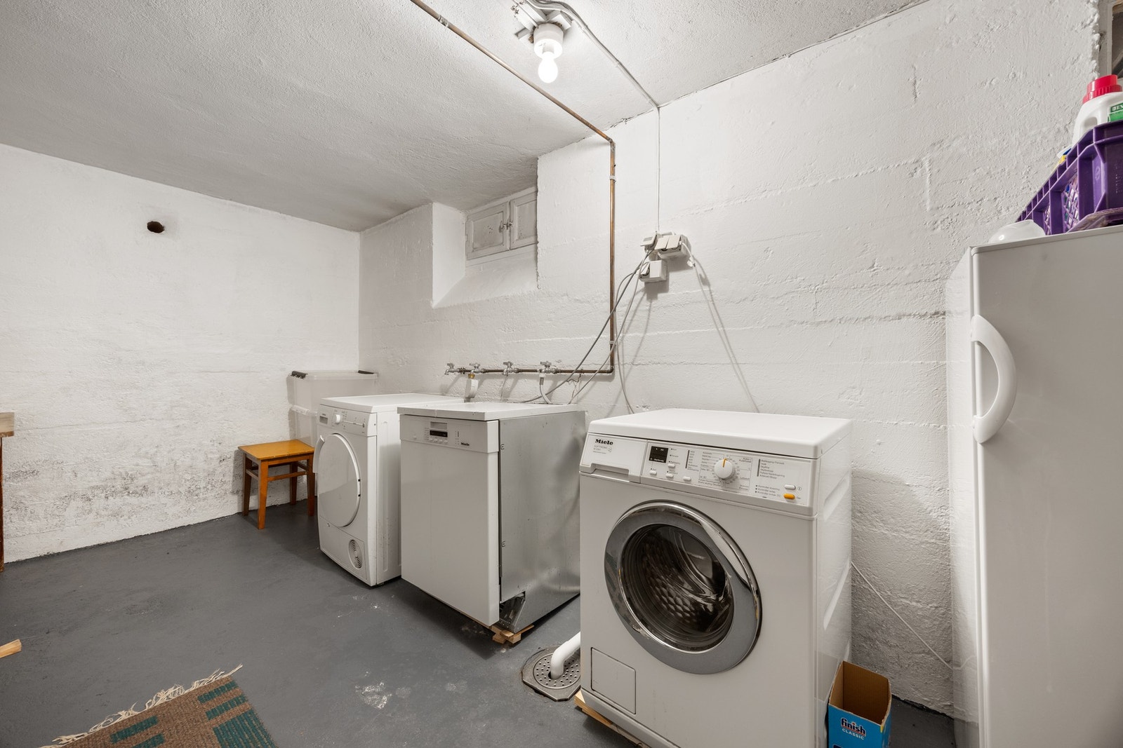 Vaskekjeller - 12 kvm. I kjeller er det satt inn frostsikker vannkran for tapping av vann på utsiden av huset Galleribilde