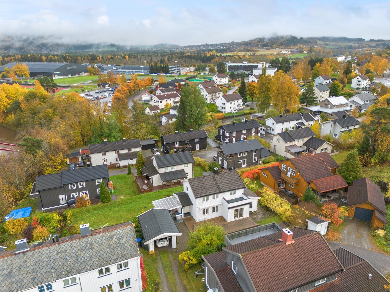 Sentrumsnær beliggenhet med gangavstand til barnehage, skoler, idrettsanlegg, m.m. Galleribilde
