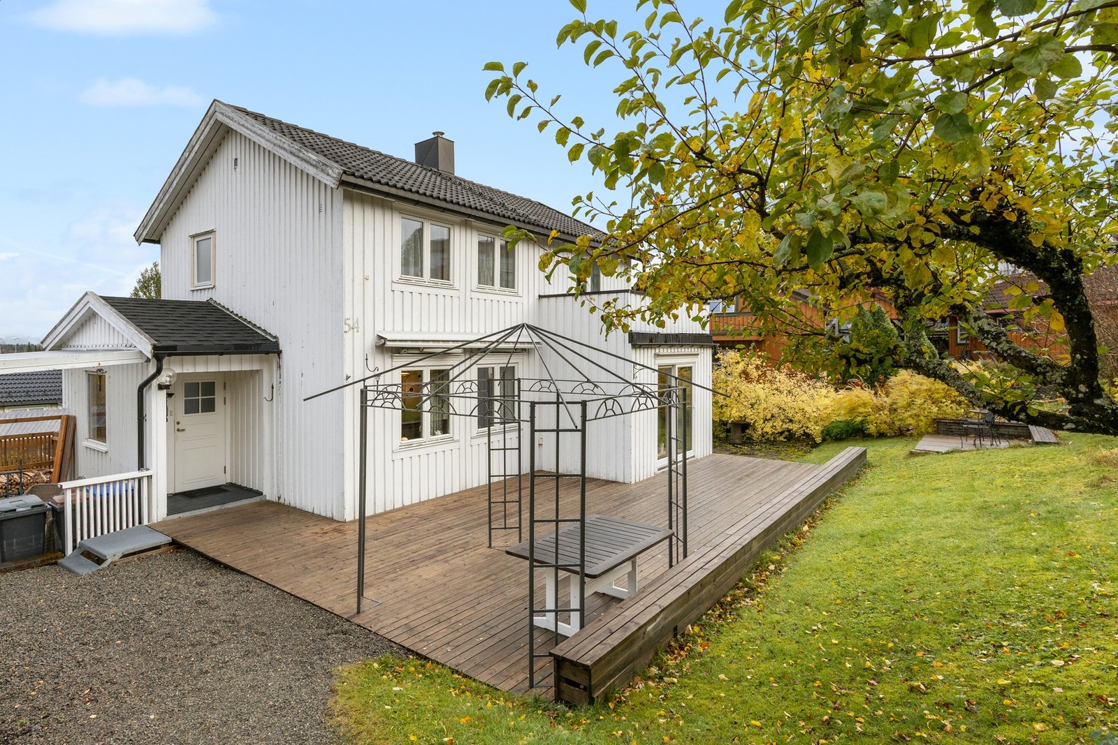 Enebolig med garasje og pent opparbeidet uteområde Galleribilde