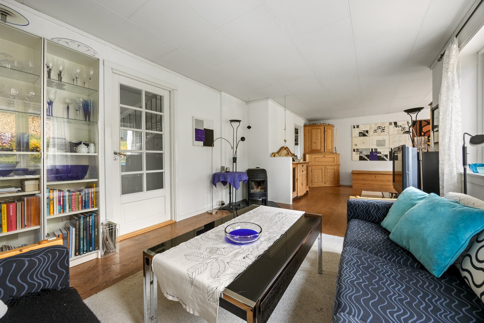 Det er oppvarming fra elektrisitet og vedfyring. Det ble satt inn ny vedovn i 2012 Galleribilde