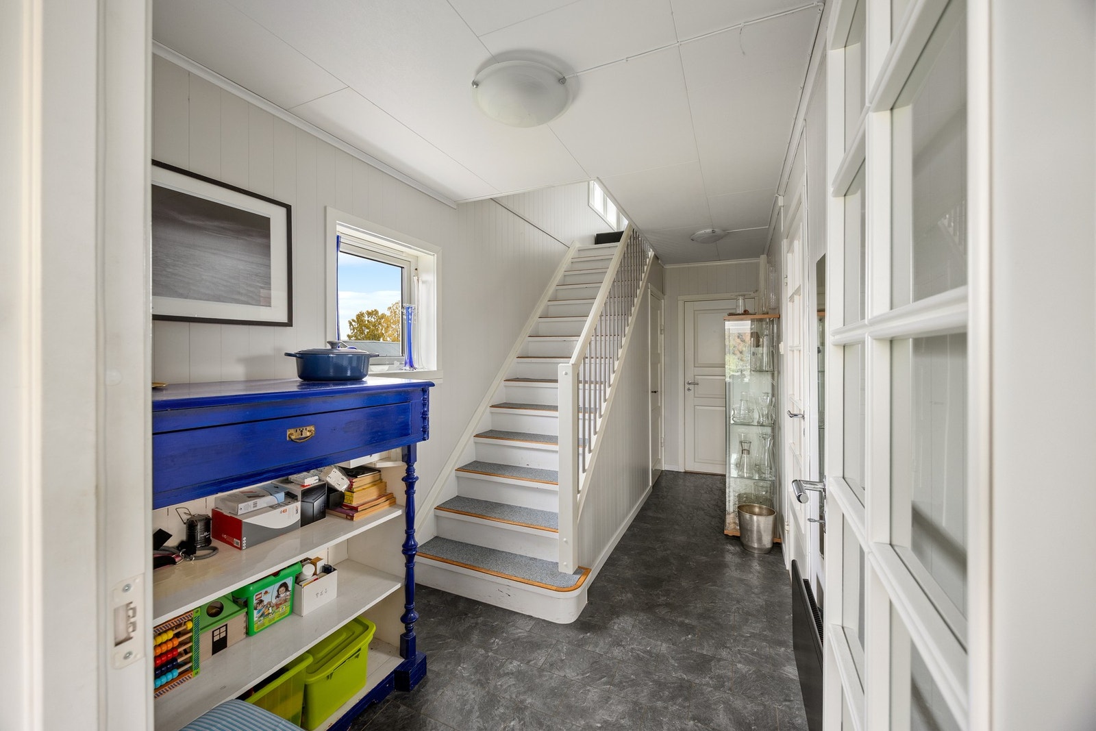 Gang - 7 kvm. Det er trapp opp til 2. etg Galleribilde