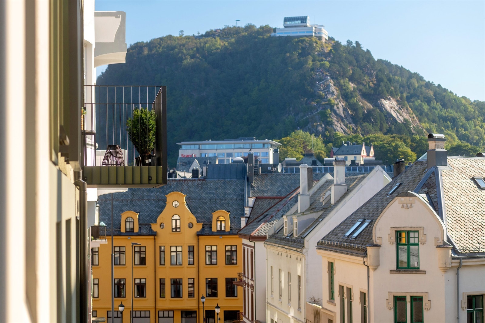 Flott utsikt mot Fjellstua fra balkongen Galleribilde