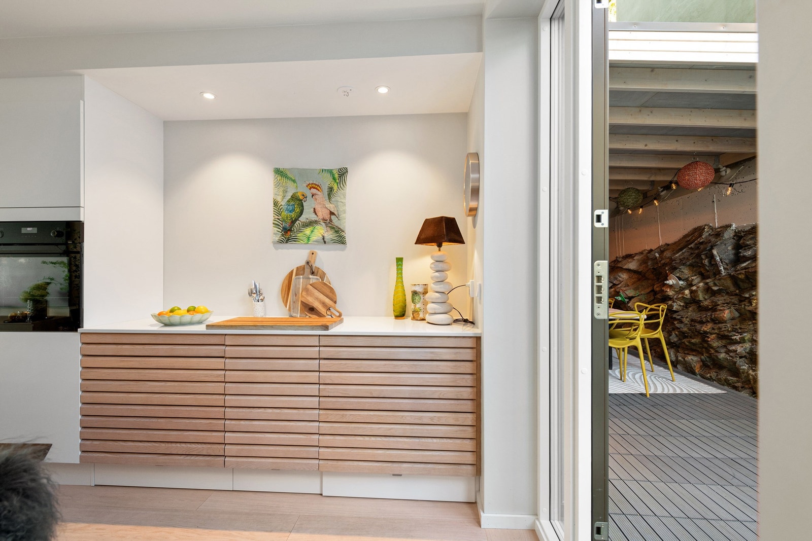 Utgang fra kjøkken til terrasse mot nord som er delvis overbygd Galleribilde