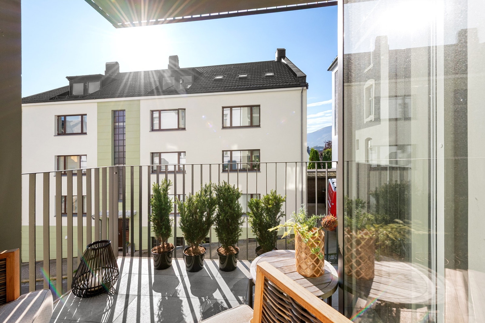 Sydvendt overbygd balkong med utgang fra stue Galleribilde