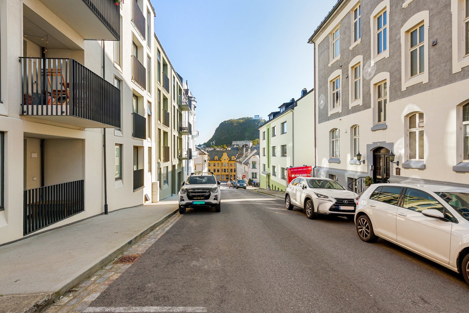 Bilde fra Øwregata, en av Ålesunds mest sjarmerende gater Galleribilde