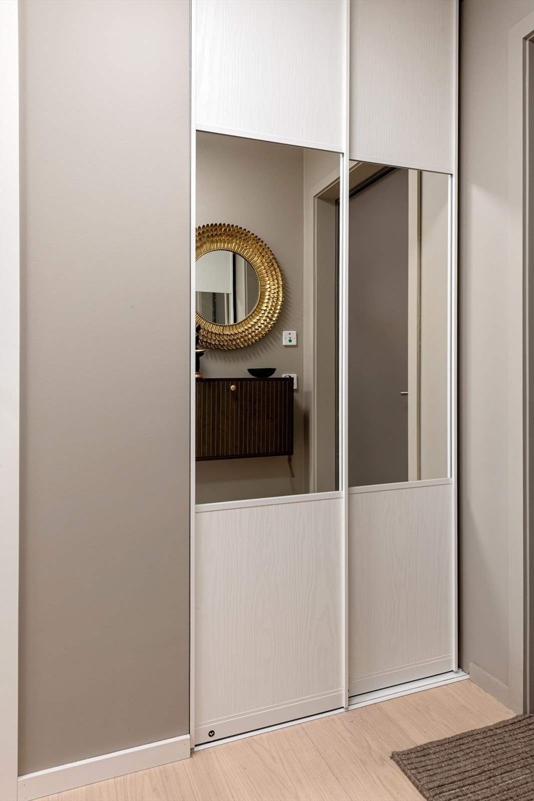 Skyvedørsgarderobe i gang/entre Galleribilde