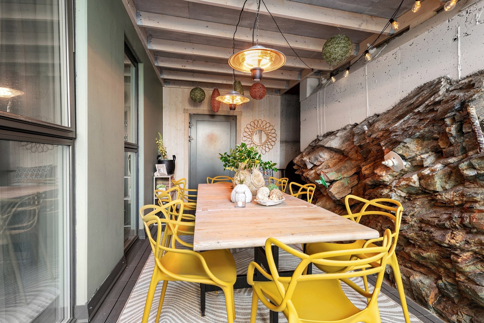 Deler av terrassen/uteplassen i bakgård er overbyd - adkomst til utebod herfra Galleribilde