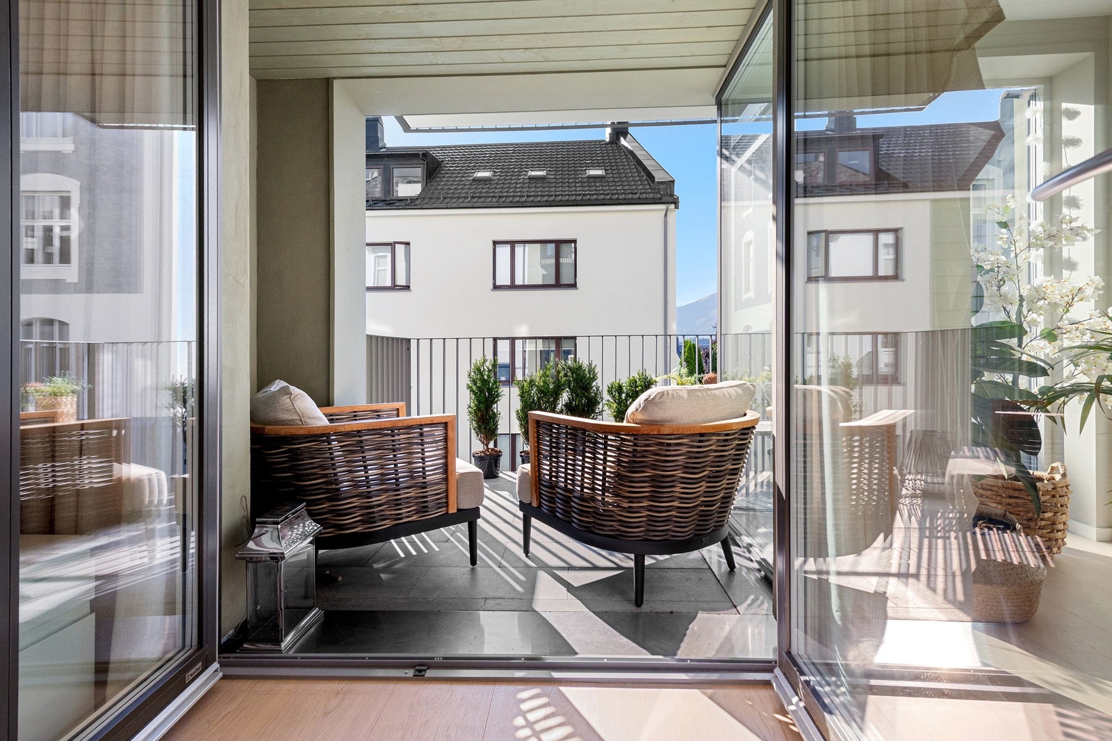 Inntrukket og dels skjermet balkong men også med flott utsikt mot Fjellstua Galleribilde