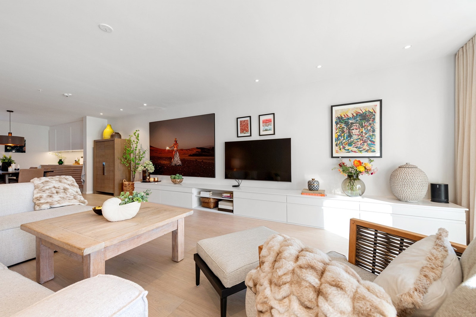 Stuen har lyse overflater og listefrie overganger som gir stuen et moderne preg Galleribilde