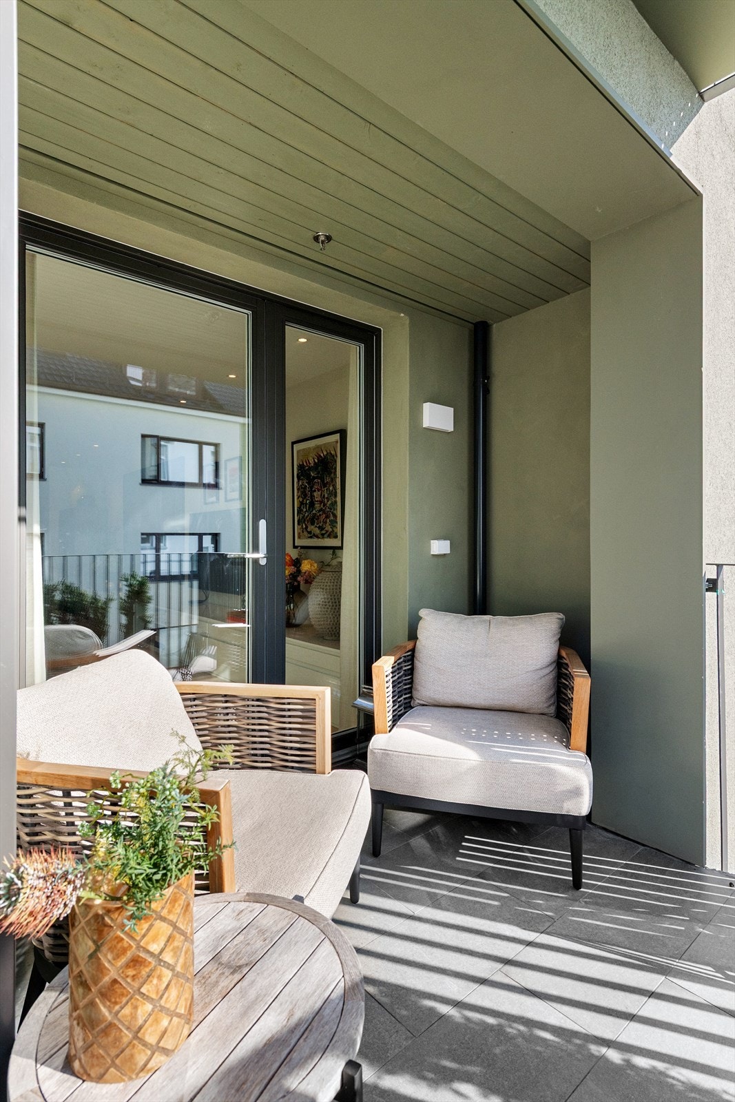 Dels overbygd og skjermet balkong med utgang fra stue Galleribilde