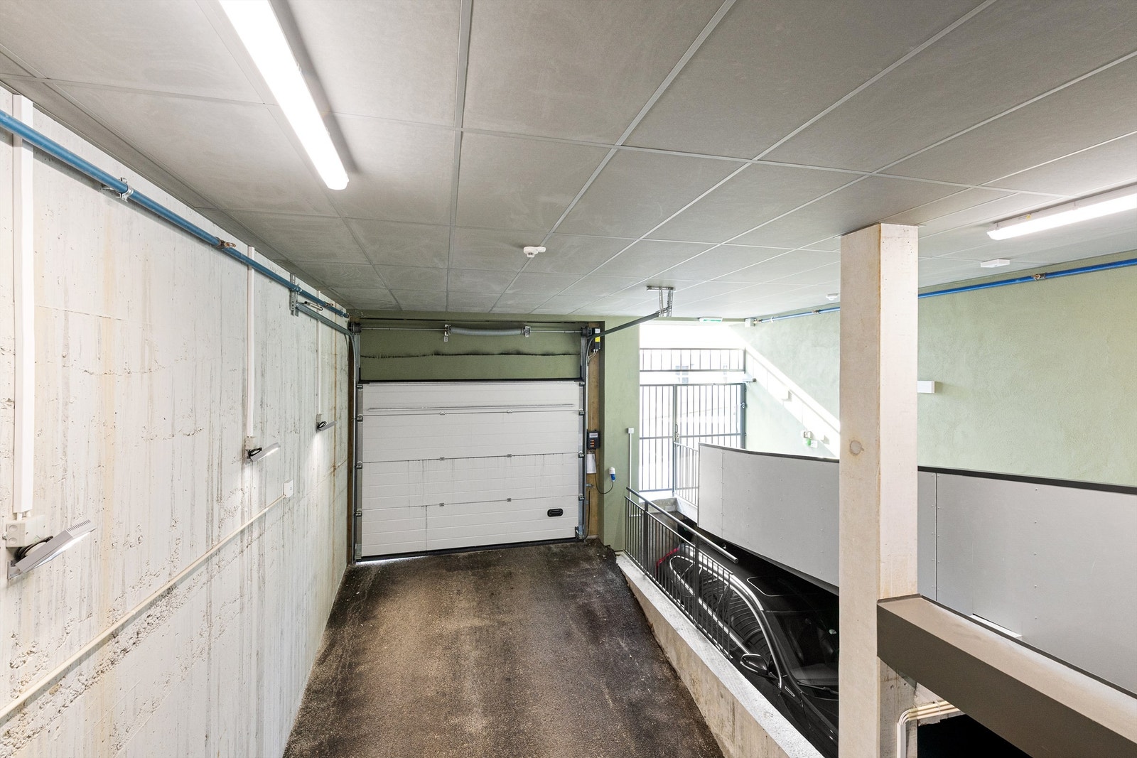 Felles garasjeanlegg med innkjørsel fra gate. Leiligheten disponerer 1 parkeringsplass Galleribilde