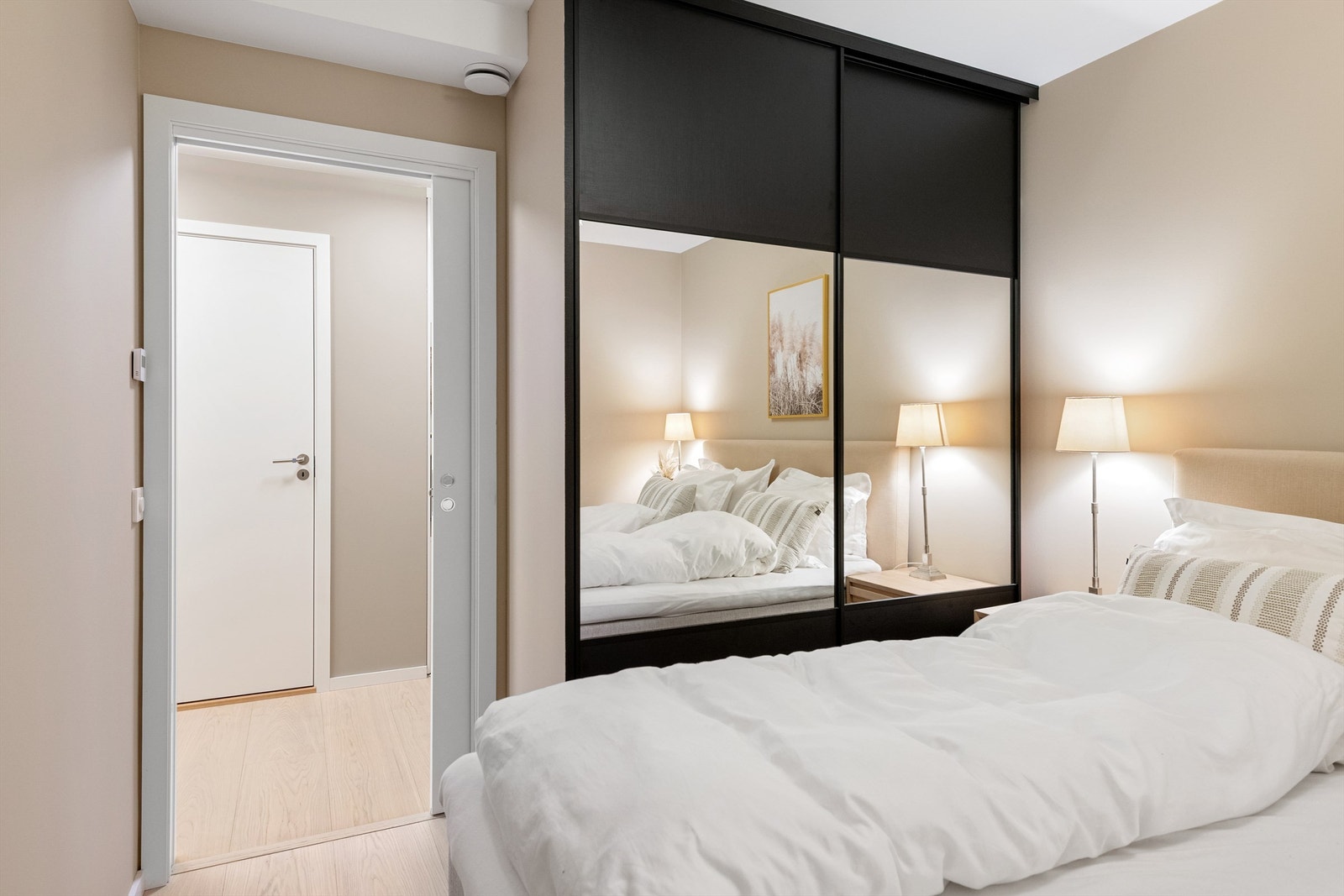 Skyvedørsgarderobe på hovedsoverom med dels speilfronter Galleribilde