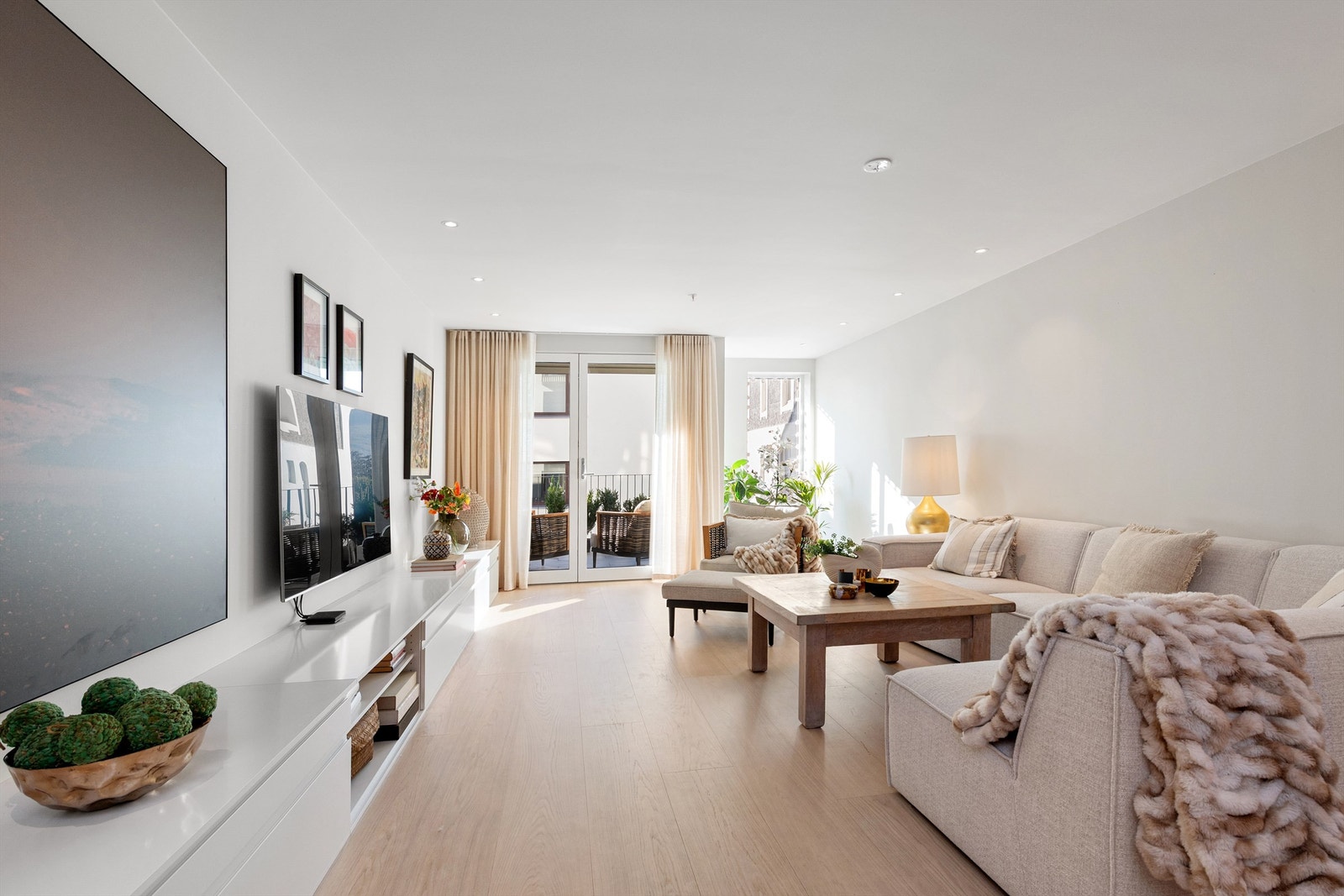 Lys og lekker stue med utgang til balkong mot syd Galleribilde