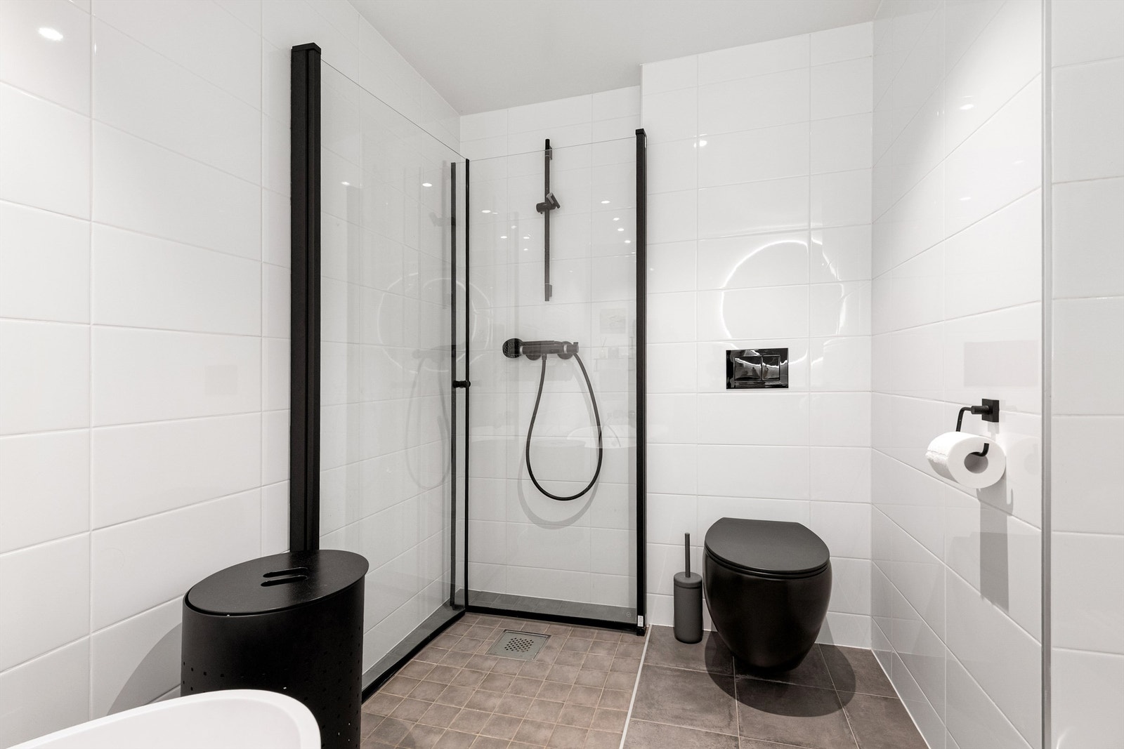 Dusjhjørne med foldbare glassvegger og vegghengt dusjarmatur. Vegghengt toalett Galleribilde