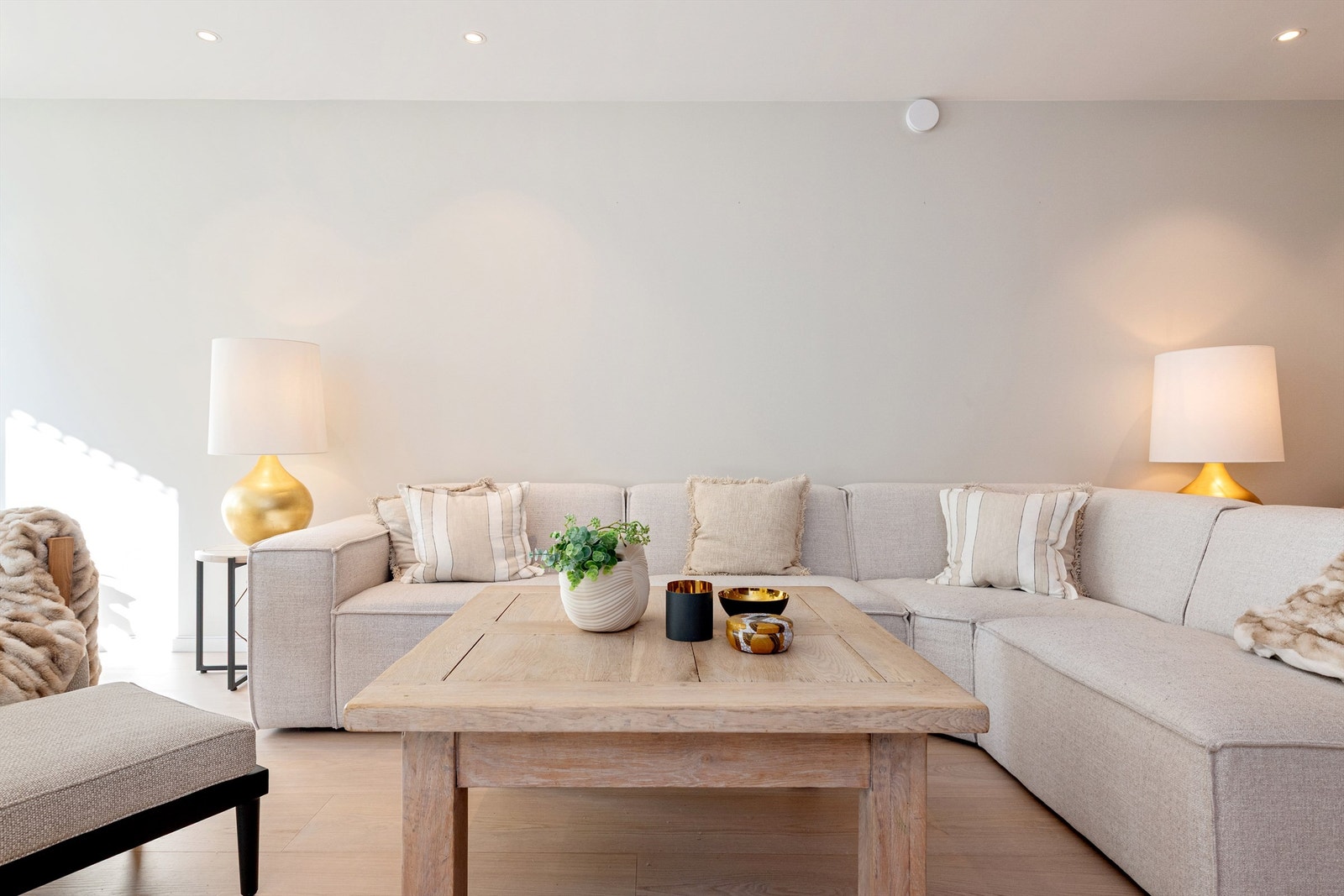 Listefritt i stuen og delikat fargevalg. Spotter i tak Galleribilde