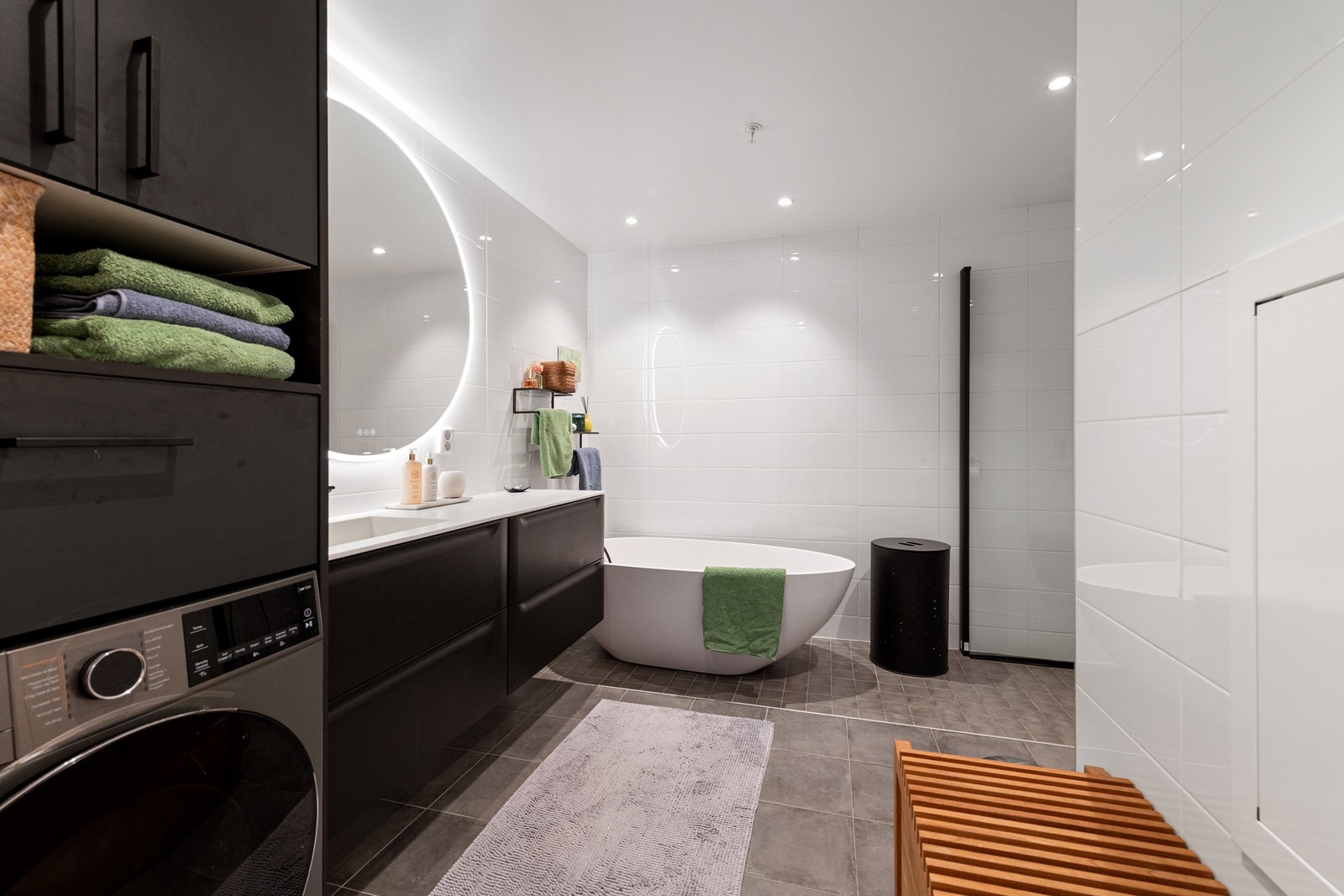 Flott frittstående badekar. Ledspotter i tak Galleribilde