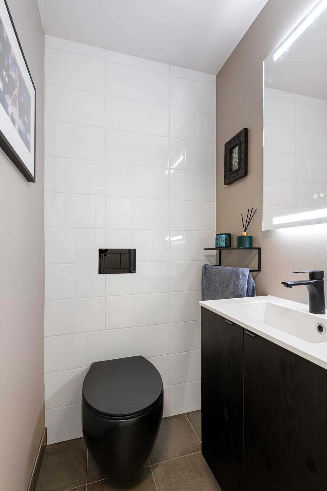 Toalettrom med servantinnredning, speil og vegghengt toalett Galleribilde