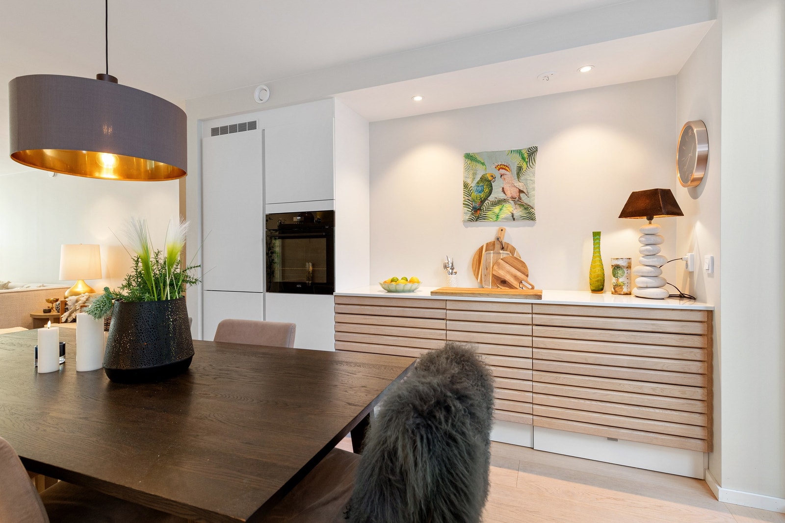 Det er integrerte hvitevarer: Induksjonstopp, komfyr, kjøl/frys og oppvaskmaskin. Kullfilterventilator integrert i platetoppen Galleribilde