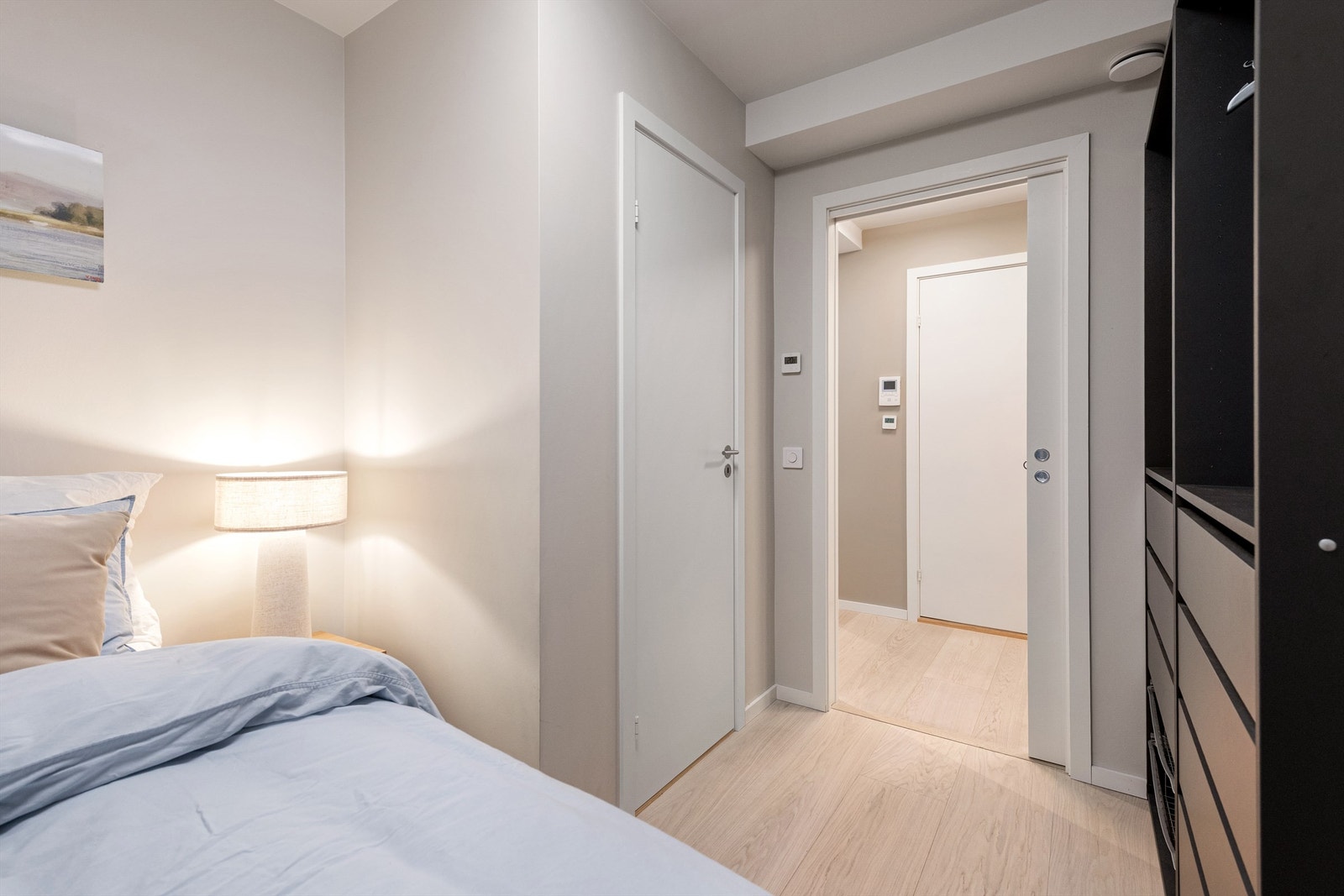 Soverom nr 2 med åpen sort garderobeløsning Galleribilde