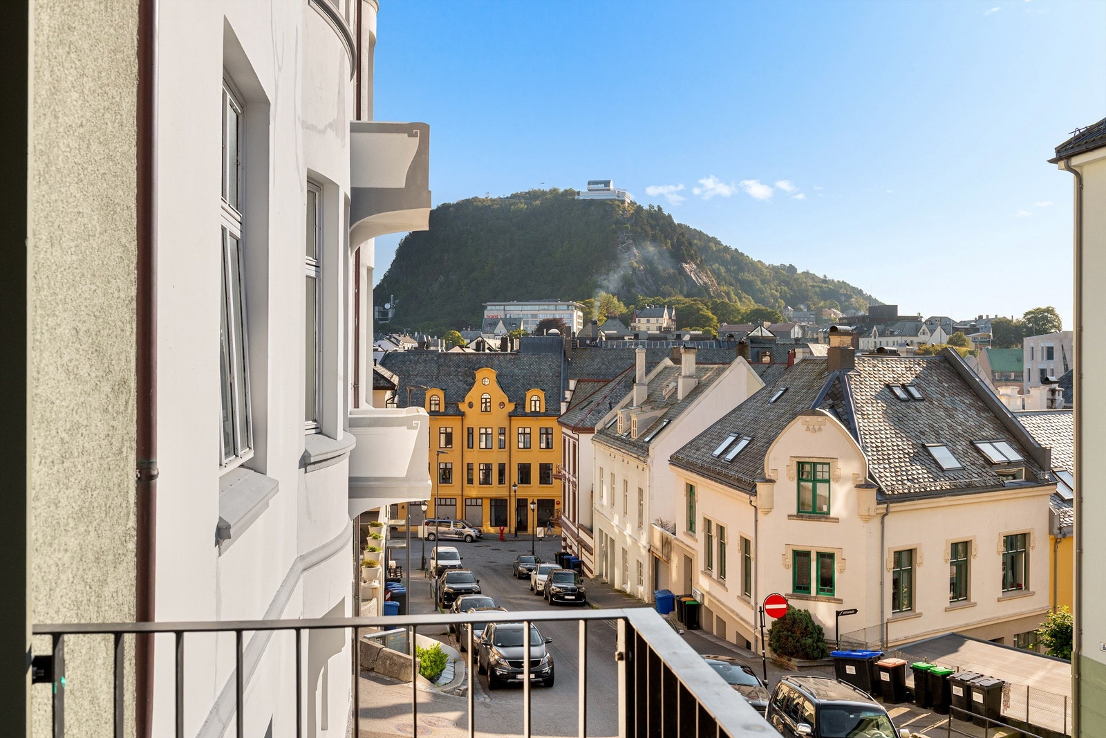 Fra balkongen er det flott utsikt over bysentrum samt mot byfjellet Aksla og Fjellstua Galleribilde