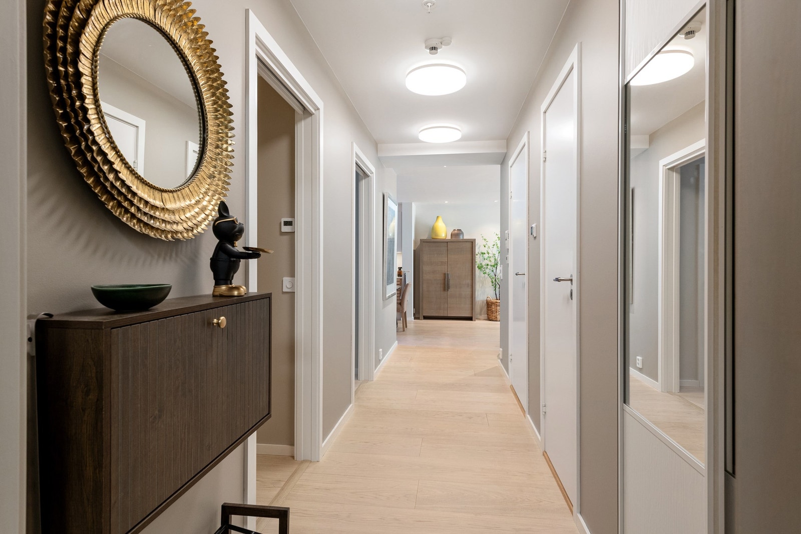 Entre/gang mot stue/kjøkken. Det er vannbåren gulvvarme i leiligheten Galleribilde