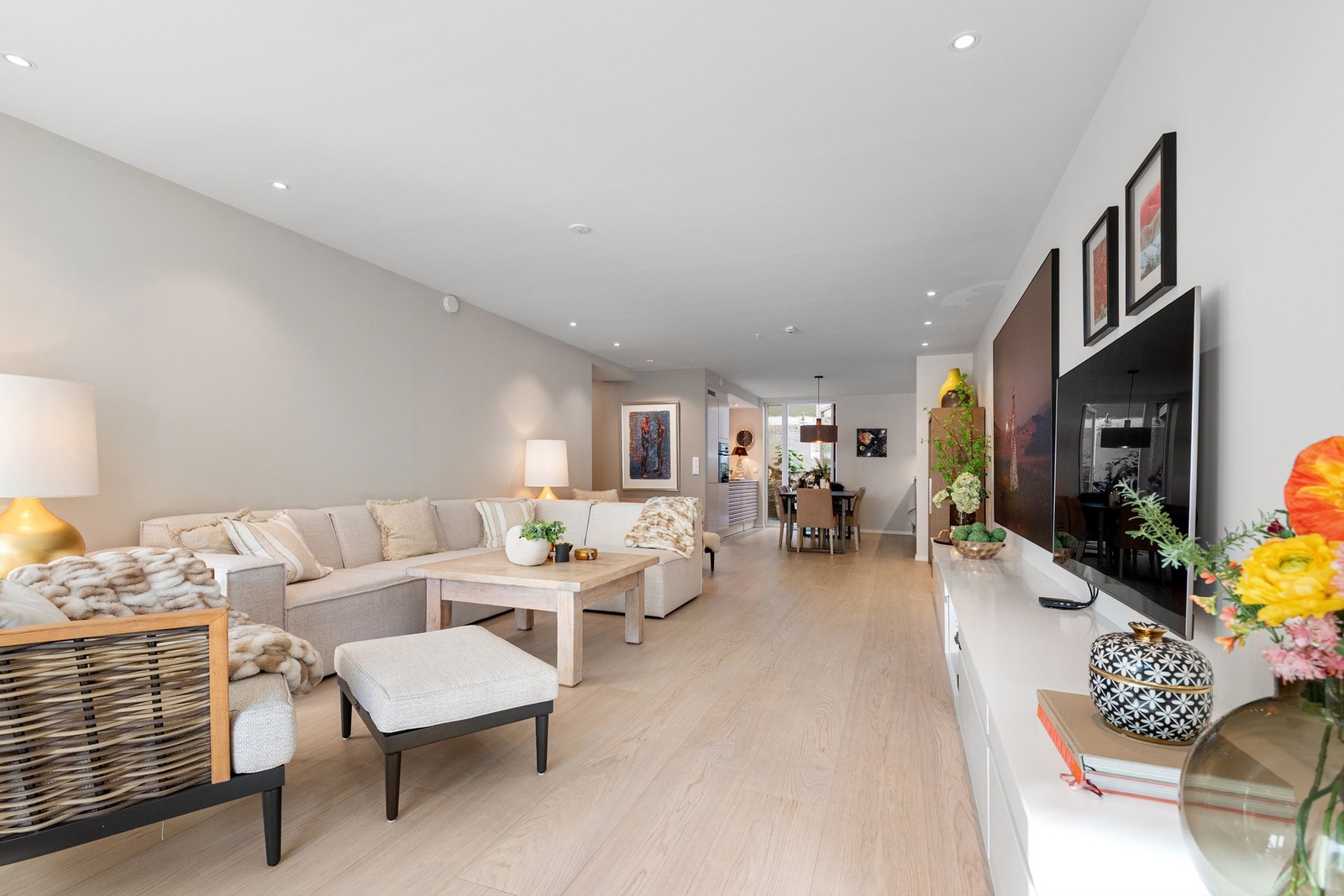 Det er god plass til flere soner i den åpen stue-og kjøkkenløsningen Galleribilde