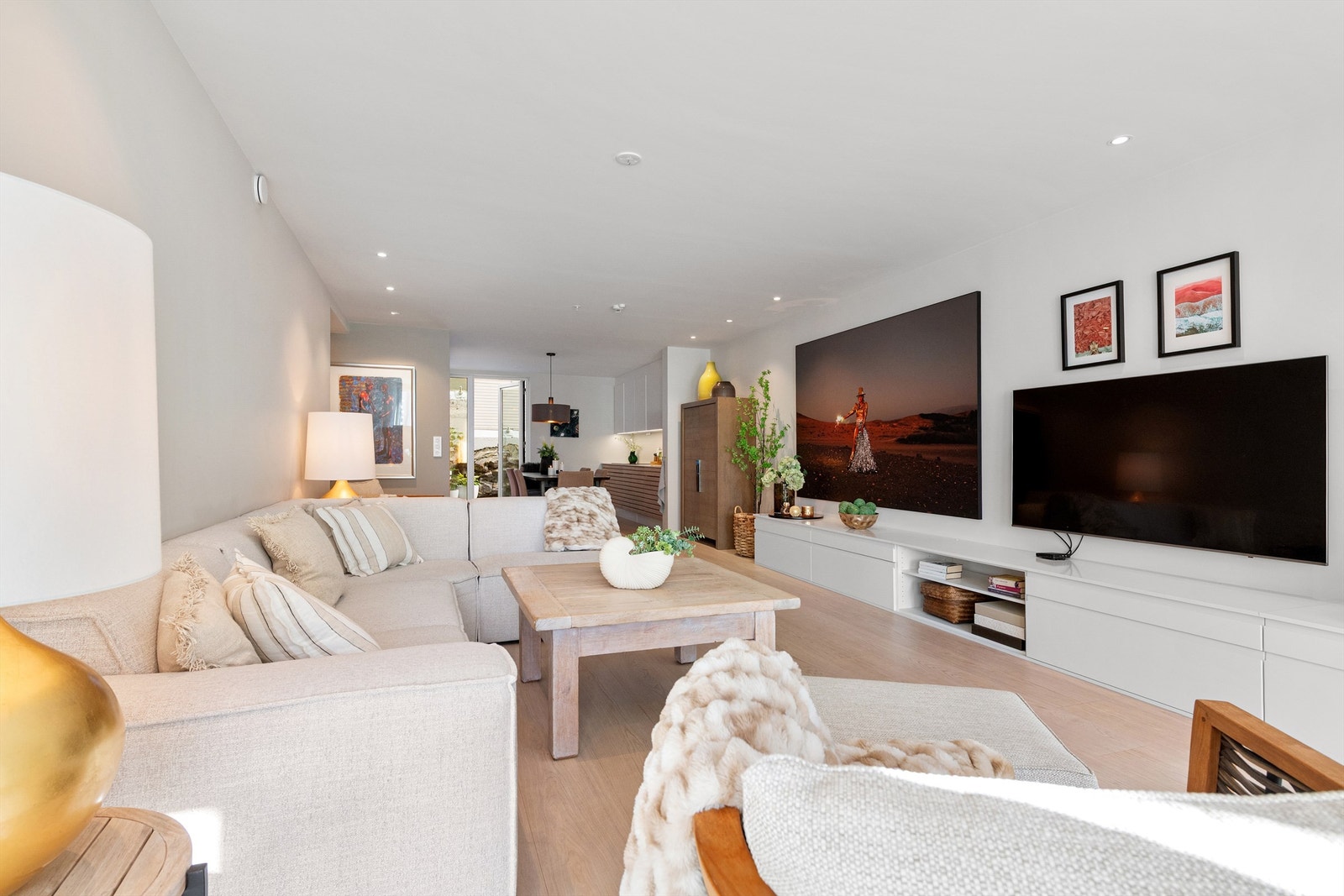 Fra stue mot kjøkken og spisestue Galleribilde