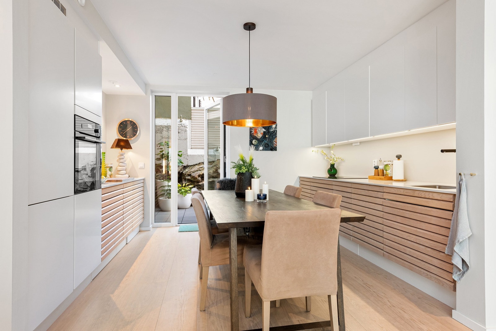 Flott kjøkkeninnredning fra HTH. Steinplate med underlimt vask. Underskap med fronter i Nordic hvit eik og ellers hvite matte fronter Galleribilde