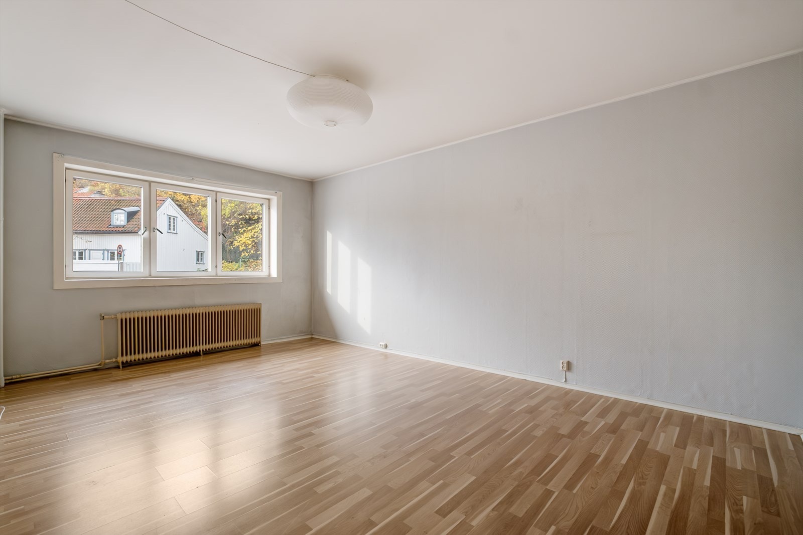 Velkommen til en gjennomgående 4-roms leilighet beliggende sentralt i skillet mellom Grünerløkka og St. Hanshaugen.
Leiligheten er et oppussingsobjekt med stort potensial - her kan du skape din egen drømmeleilighet! Galleribilde