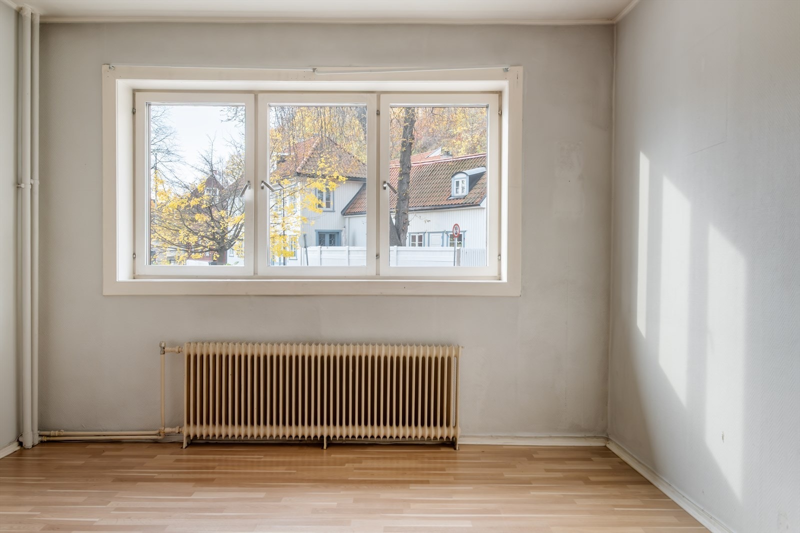 Store vindusflater som gir rikelig med luft og lys. Galleribilde