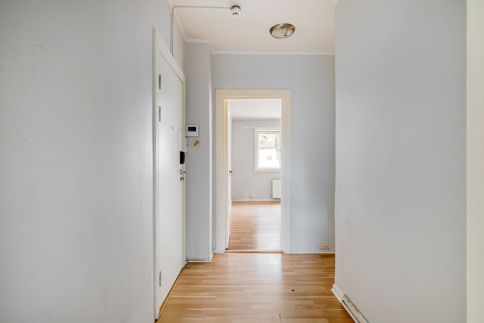 Lys og romslig entré. Galleribilde