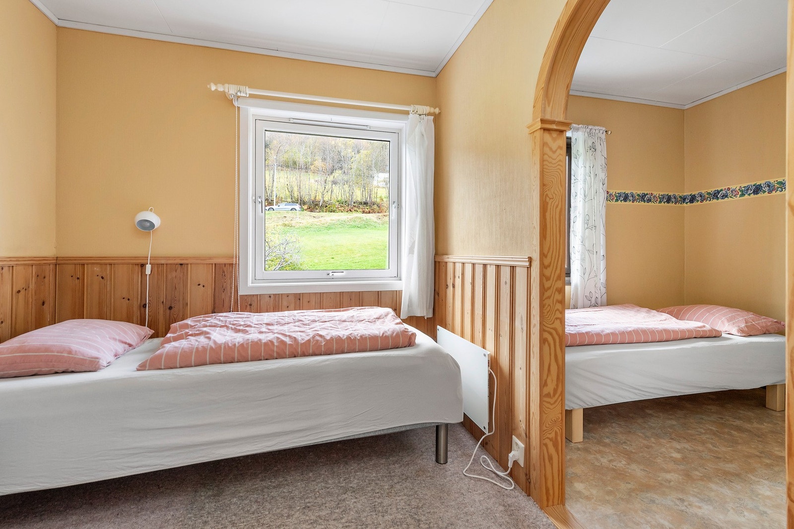 Soverom i 2 etasje. Perfekt til barnerom med bue i mellom eller egen walk-in garderobe? Galleribilde