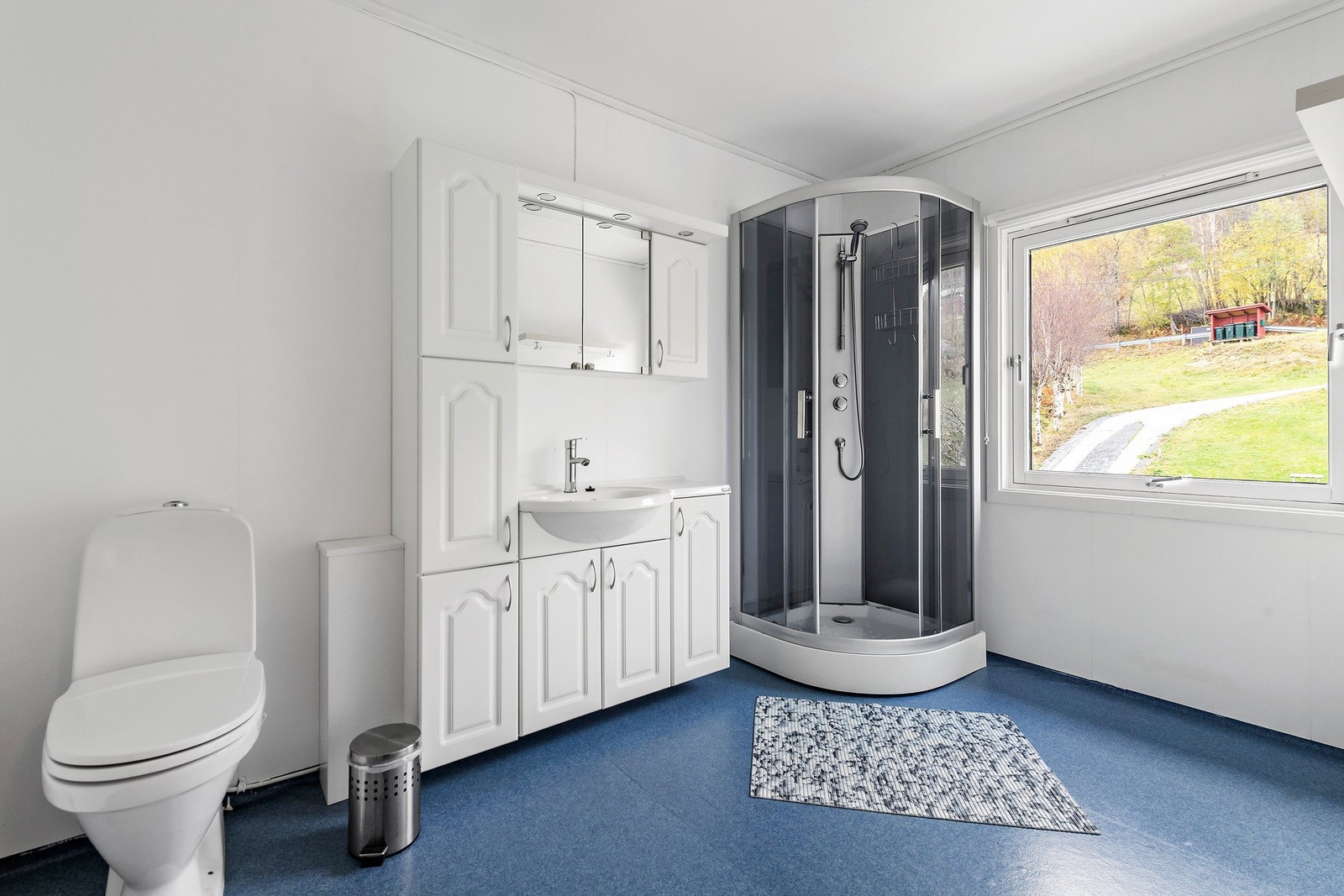 Romslig bad med mye skapplass. Badet oppvarmes av panelovn som kan styres fra telefonen. Galleribilde