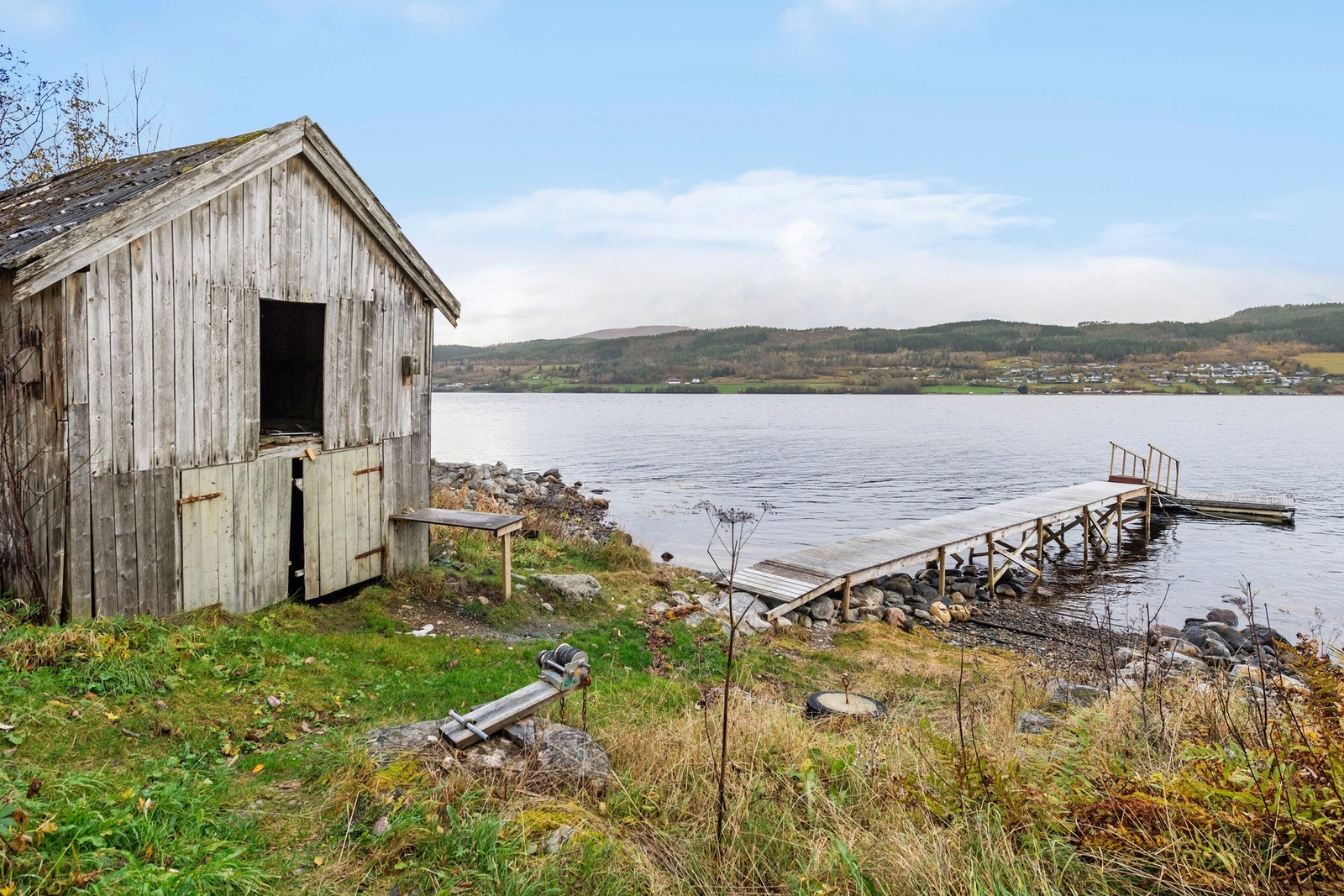 Det medfølger naust, strandlinje og brygge Galleribilde